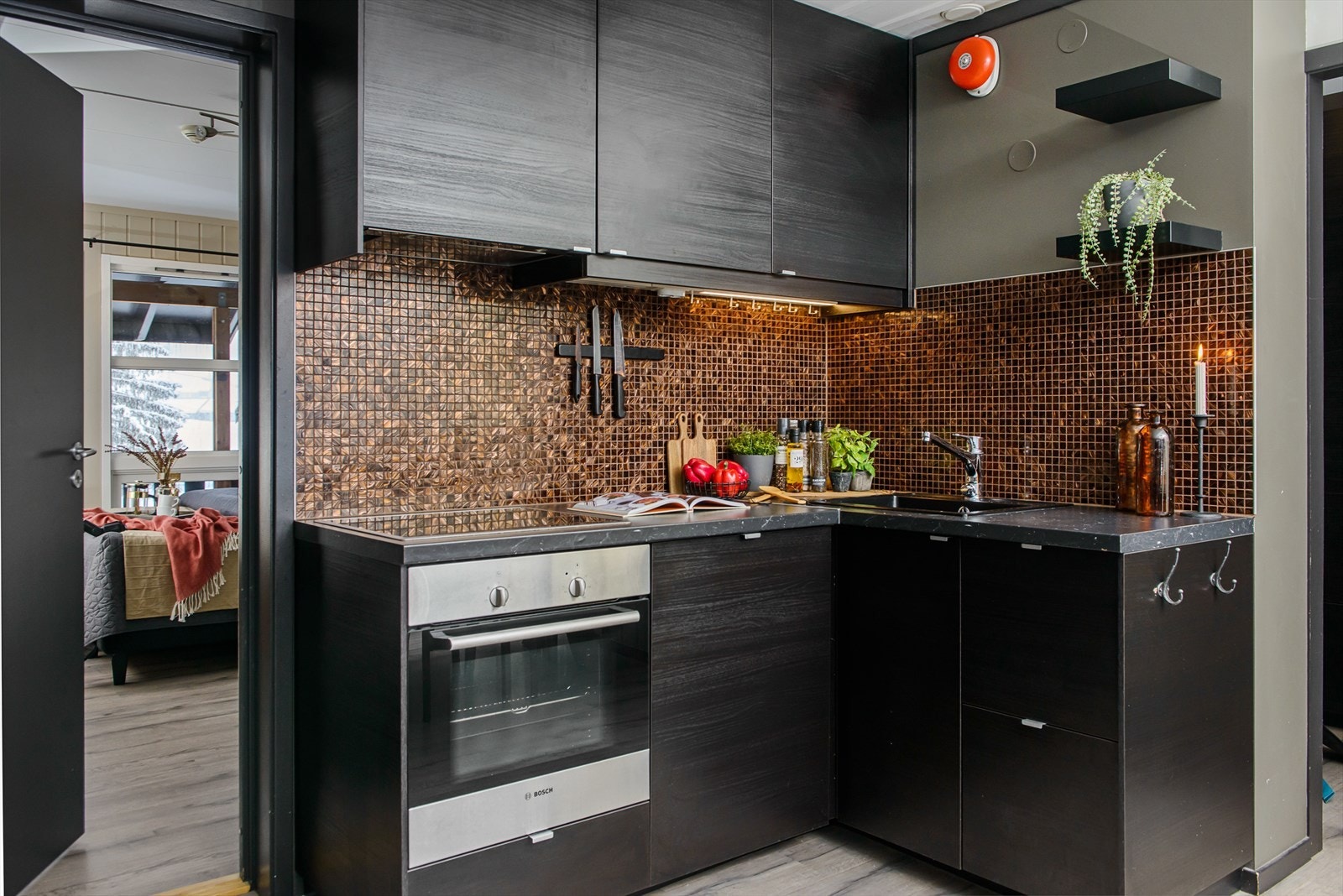 Kjøkkenet er av nyere dato og består av sorte, slette fronter og benkeplate i laminat. Galleribilde