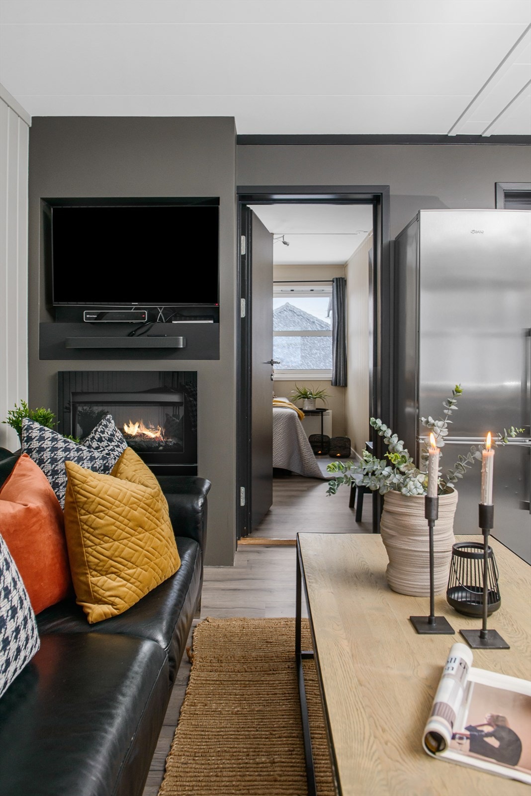 Det er installert en elektrisk peis i egen nisje under TV-en. Her er det lagt til rette for ordentlig hyttehygge! Galleribilde