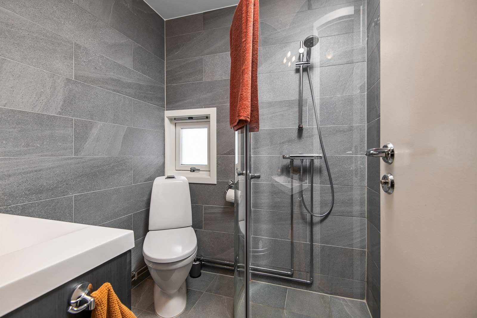 Bad 2 har dusjhjørne, wc og lik innredning som bad 1. Galleribilde