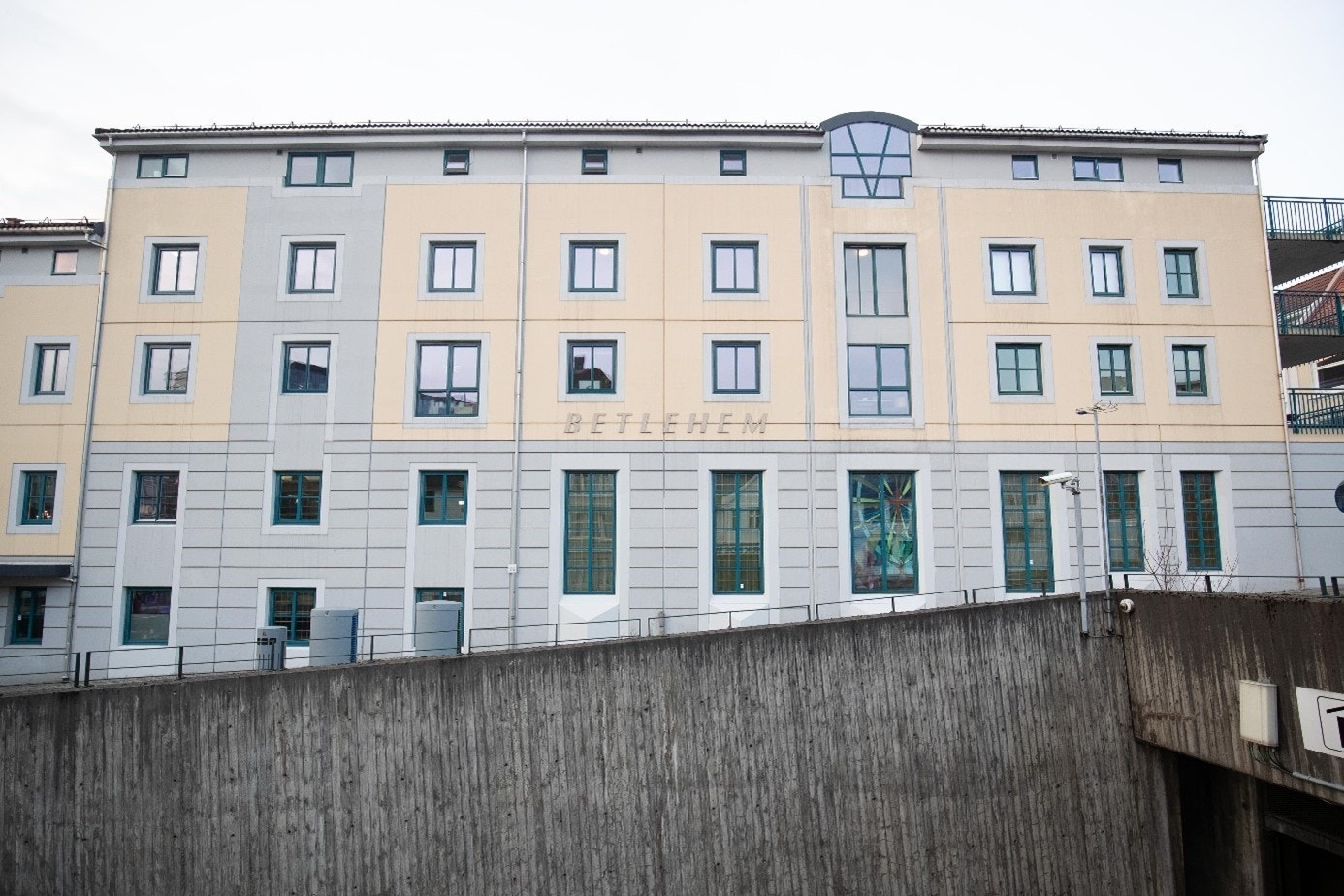 Lokalene ligger like ved nedkjøringen til Klostergarasjen. Galleribilde