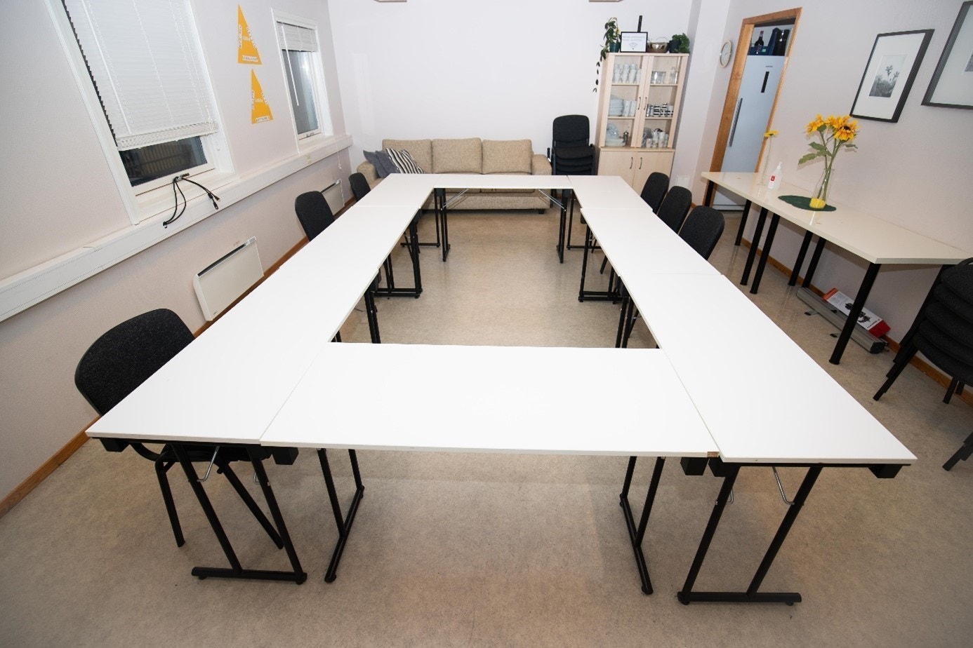 Bord i møteromsoppsett i oppholdsrommet. Galleribilde