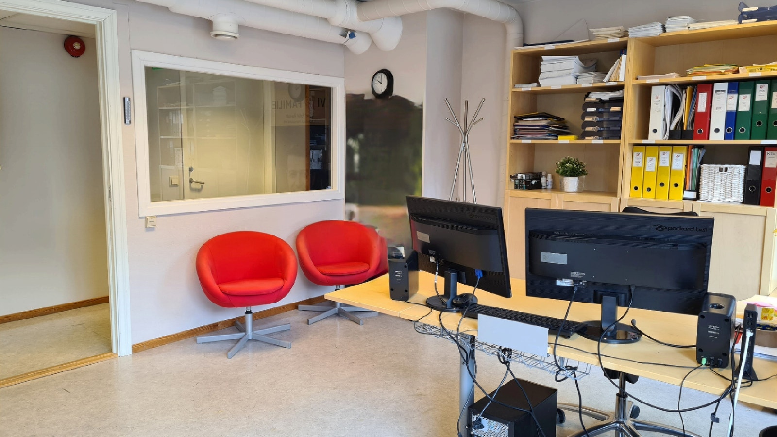 Hovedkontor/resepsjon ut mot fellesareal/gang. Galleribilde