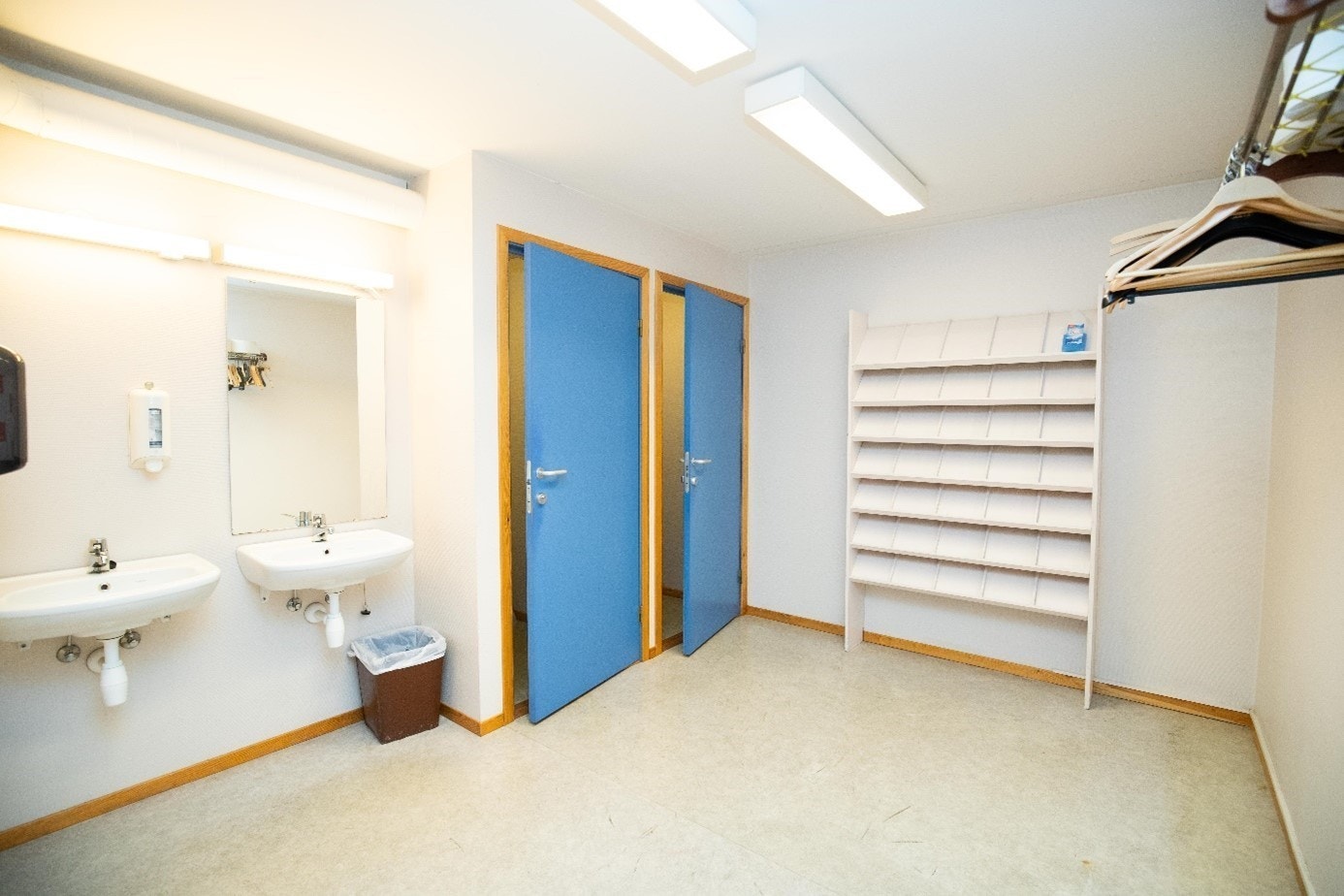 Garderobe med toaletter og dusj. Galleribilde