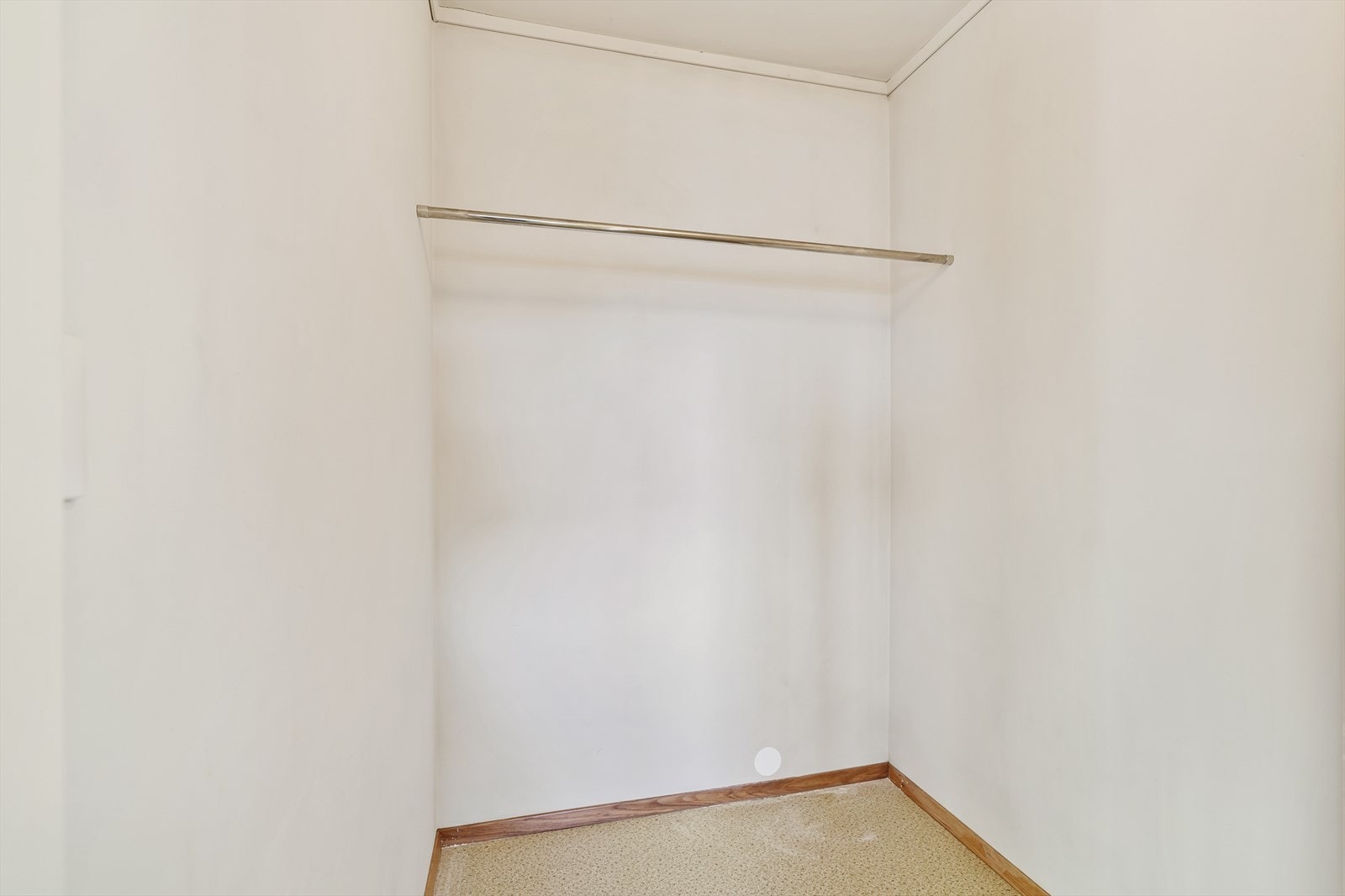 Garderobe med gode muligheter for oppbevaring. Galleribilde