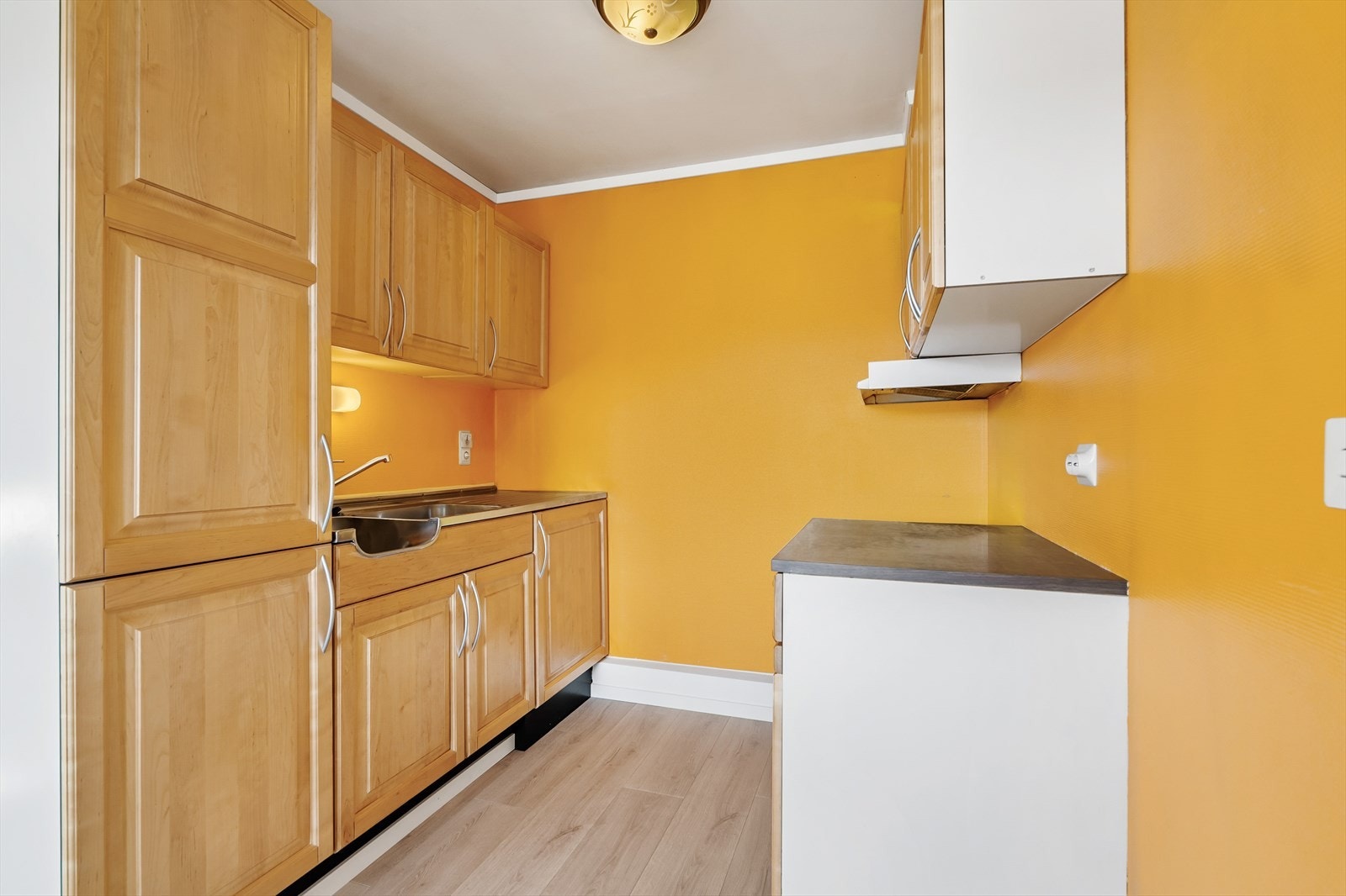 Benkeplate av laminat. Galleribilde