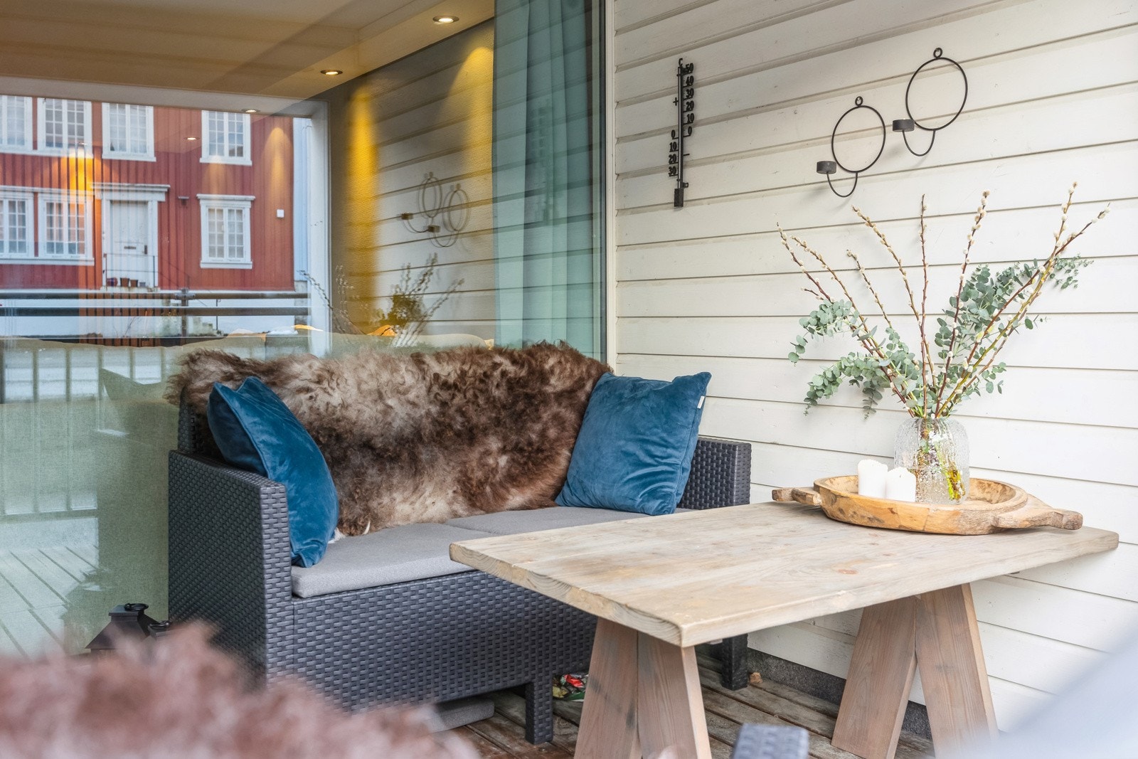 Fra stuen er det direkte utgang til en privat veranda. Galleribilde