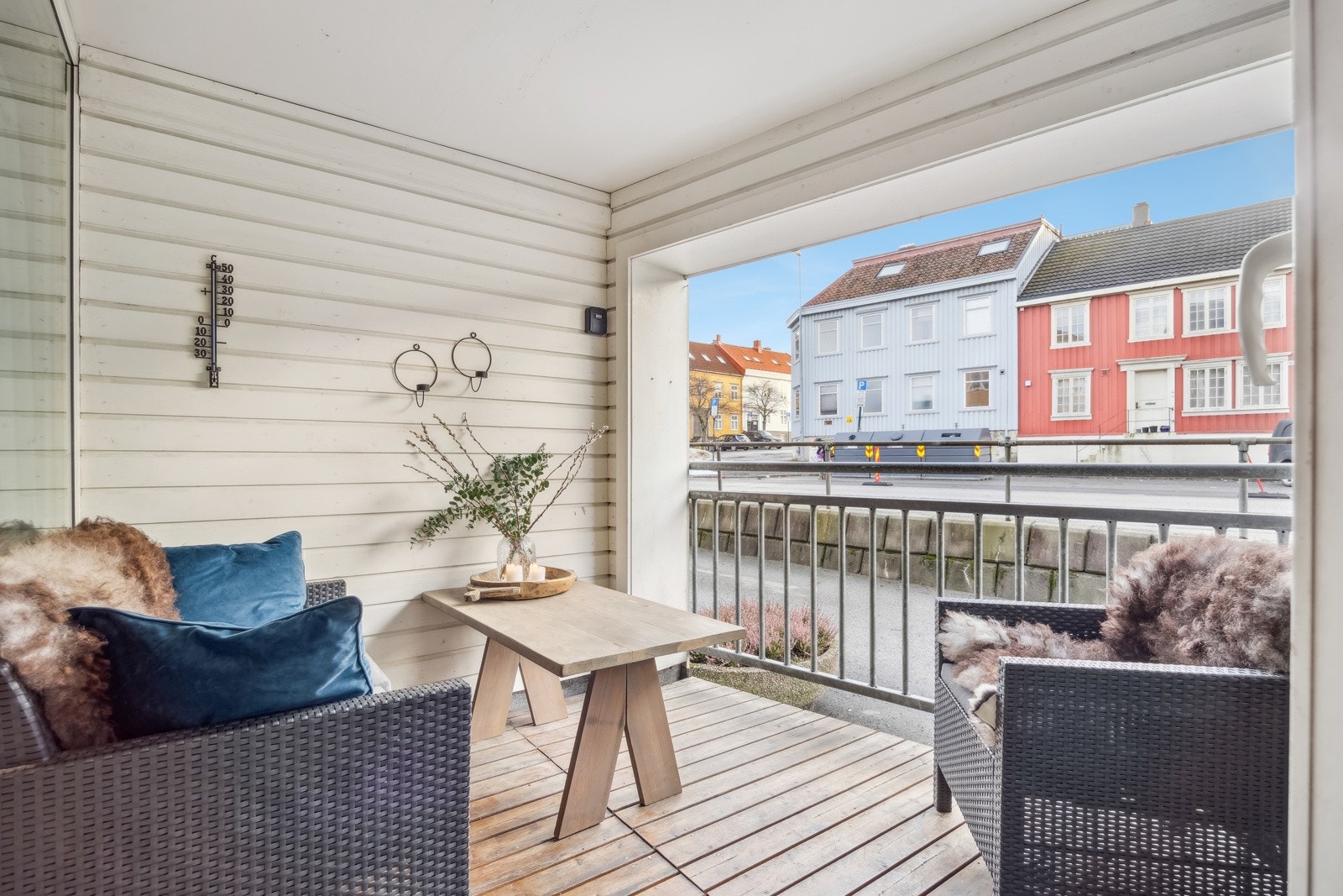 Leiligheten har en sentral beliggenhet med kort gangavstand til dagligvarebutikker og busstopp, samtidig som det er et rolig og tilbaketrukket område i sentrum. Galleribilde