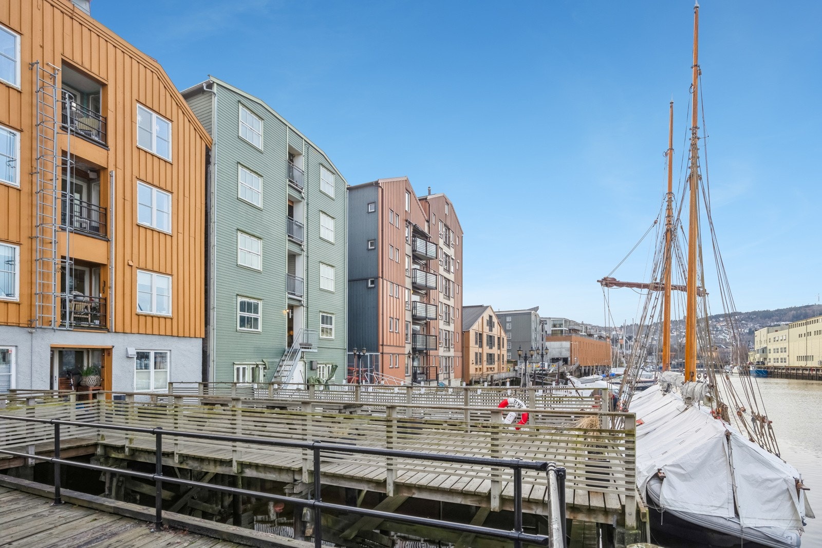 Kanalen ved populære Sandgata - Fin promenade med flere sitte benker. Galleribilde