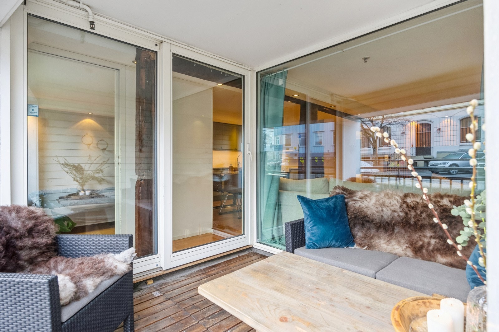 Verandaen er overbygd og tilbyr god plass til å innrede med ulike utemøbler. Galleribilde