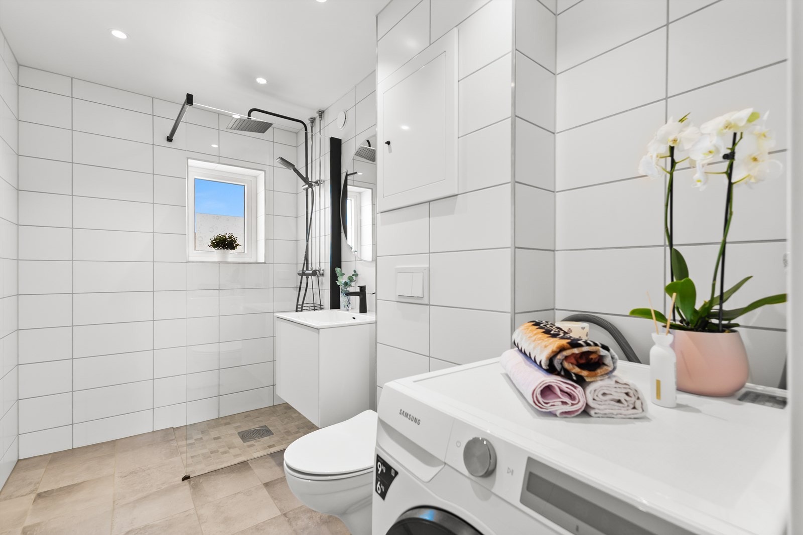 Pent flislagt bad fra 2020 i regi av borettslaget, badet er utvidet og av god størrelse Galleribilde