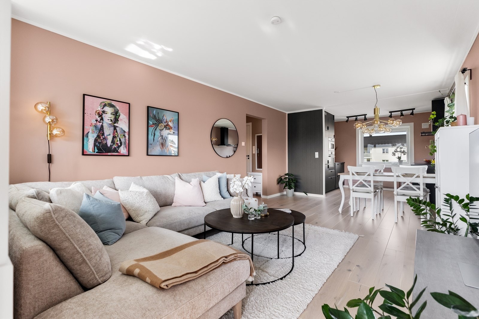 Det er god plass til flere sittegrupper og soner Galleribilde