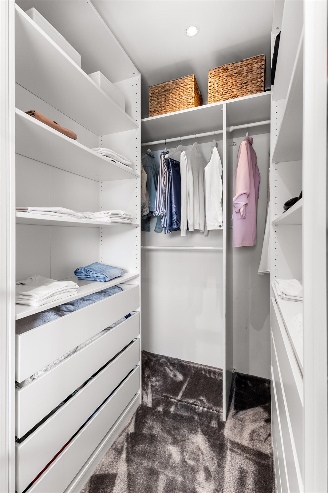 Walk-in closet med gode muligheter for oppbevaring Galleribilde