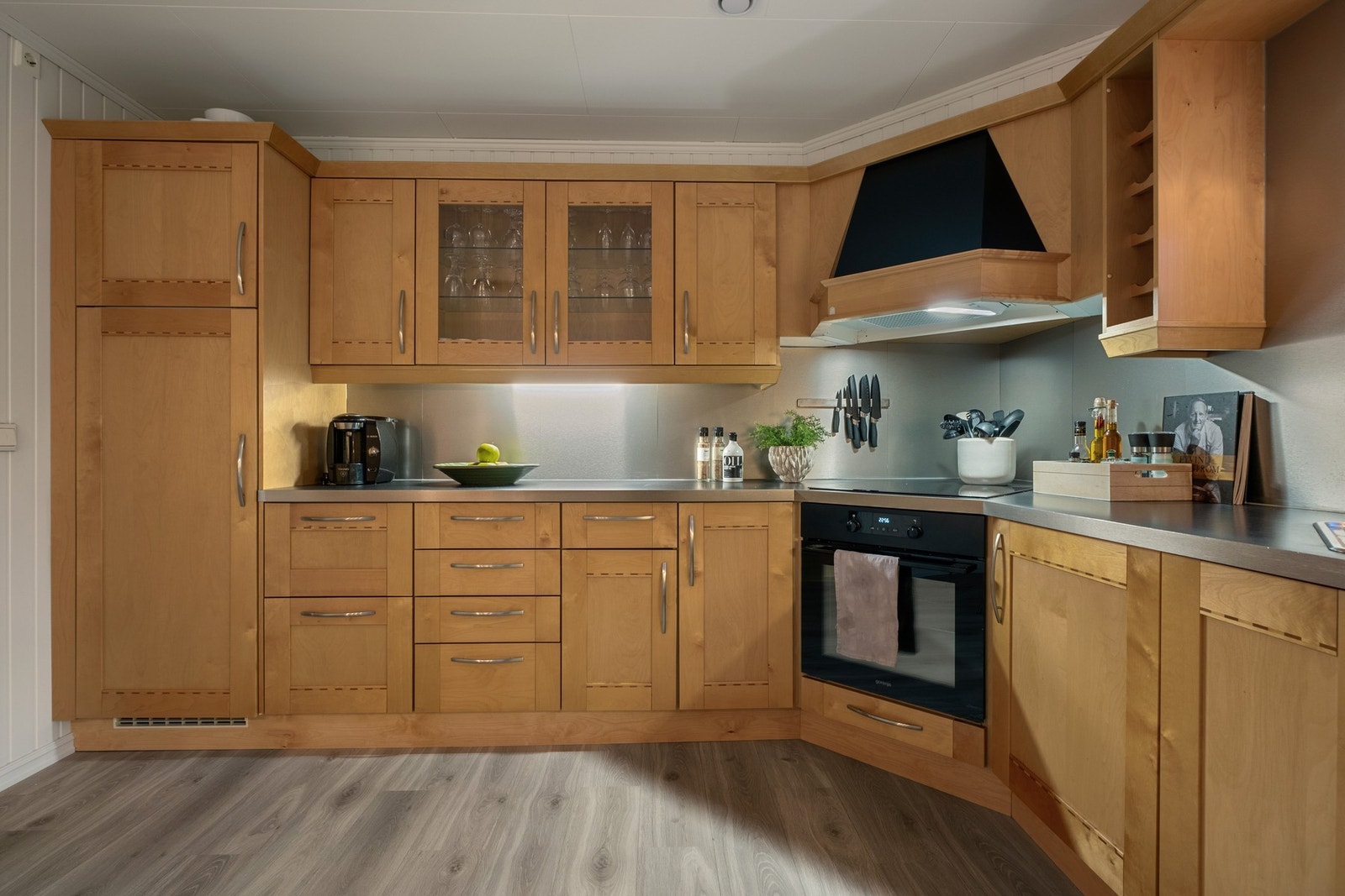 Kjøkkenet er praktisk innredet med rikelig arbeids- og oppbevaringsplass. Galleribilde