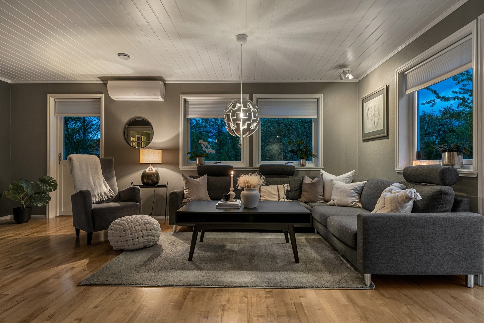 Velkommen inn! En velholdt og innholdsrik enebolig med tilhørende utleiedel, solrike uteplasser, garasje og attraktiv beliggenhet på Strindheim. Galleribilde