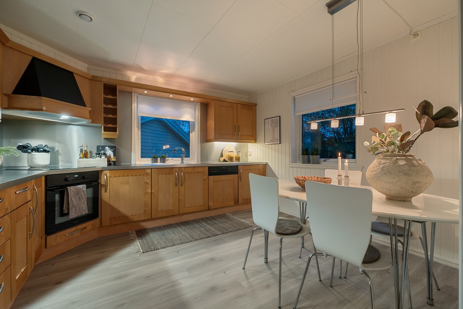 Kjøkkenet har en tidløs innredning fra Norema med stilrene, profilerte fronter i treverk. Galleribilde