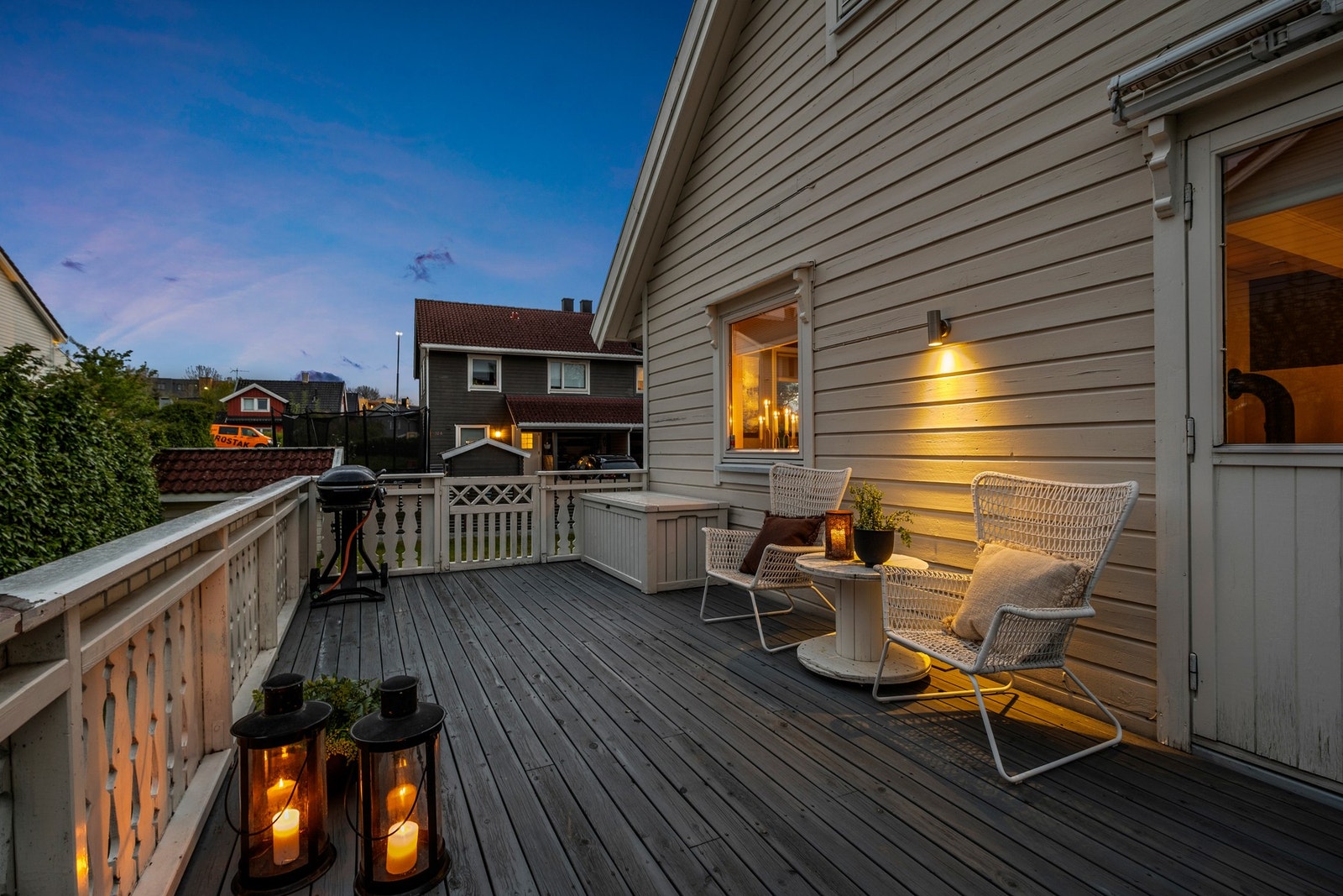 Uteområdene byr på en lun og hyggelig stemning på kveldstid Galleribilde