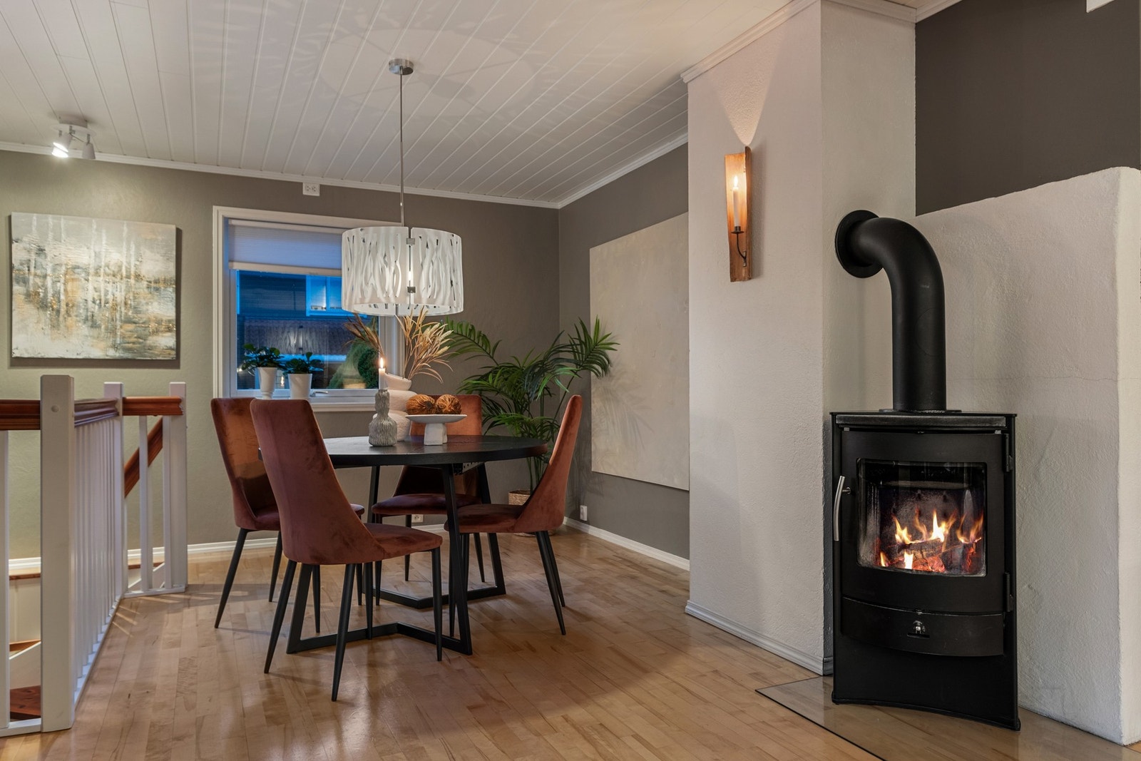 Peisen fungerer som stueens naturlige midtpunkt, og tilfører både varme og stemning. Galleribilde