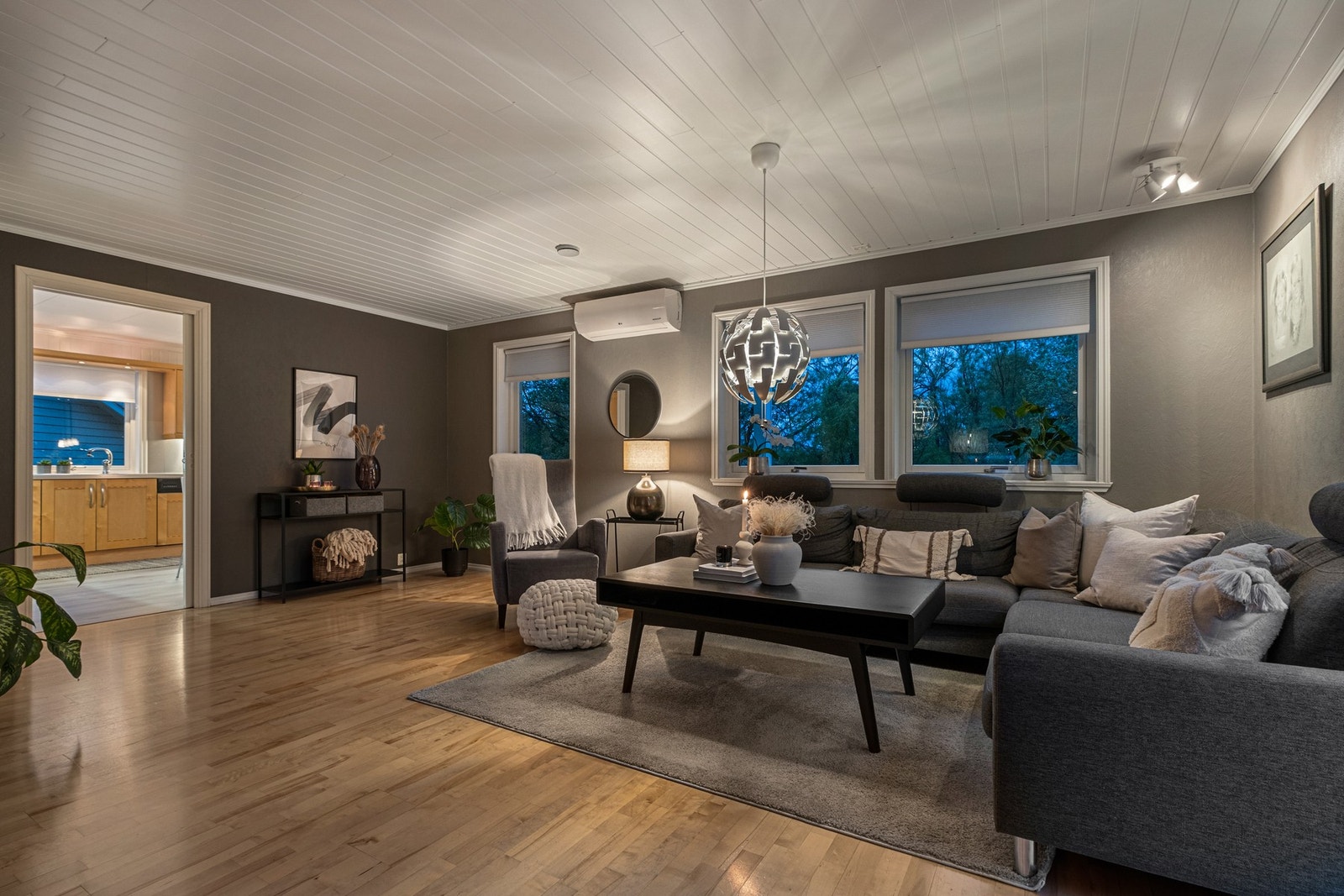 Effektiv oppvarming med varmepumpe og peis sikrer behagelig varme året rundt. Galleribilde