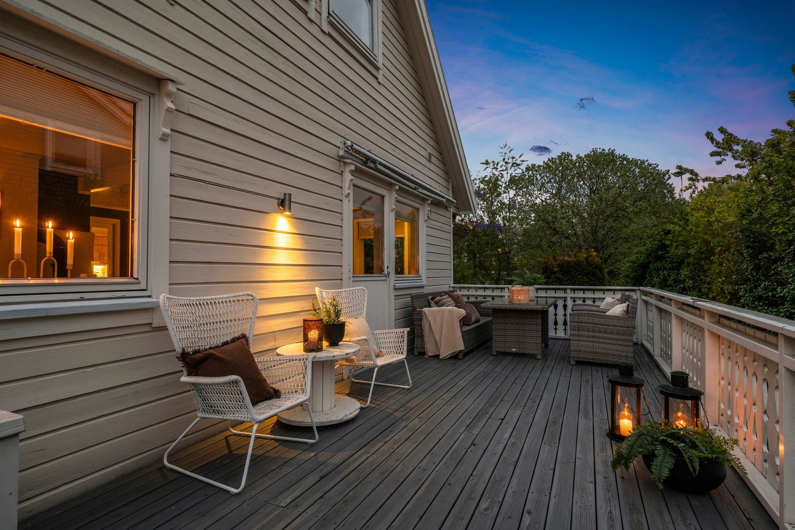 Her finner du en romslig veranda med rikelig plass til både sittegrupper og annen utemøblering. Galleribilde