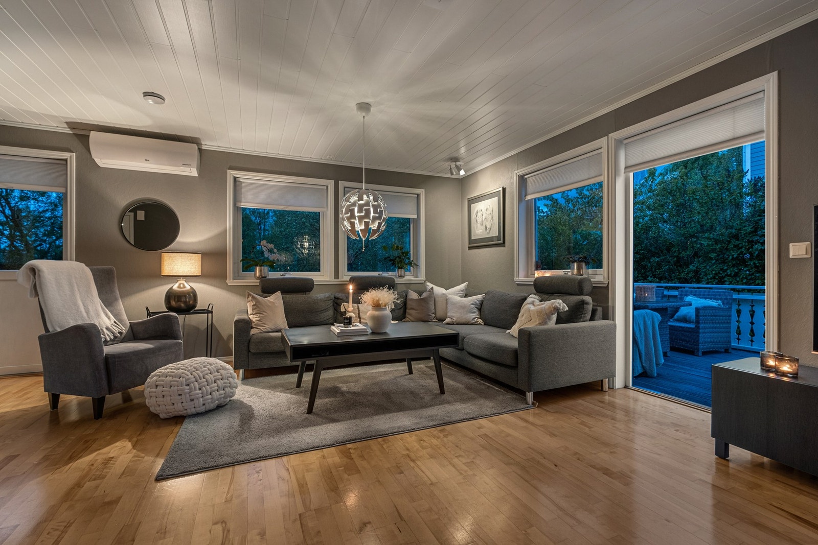 1. etasje byr på en lys og romslig stue med direkte utgang til en stor veranda, praktisk kjøkken, bad, teknisk rom og en innbydende entré. Galleribilde