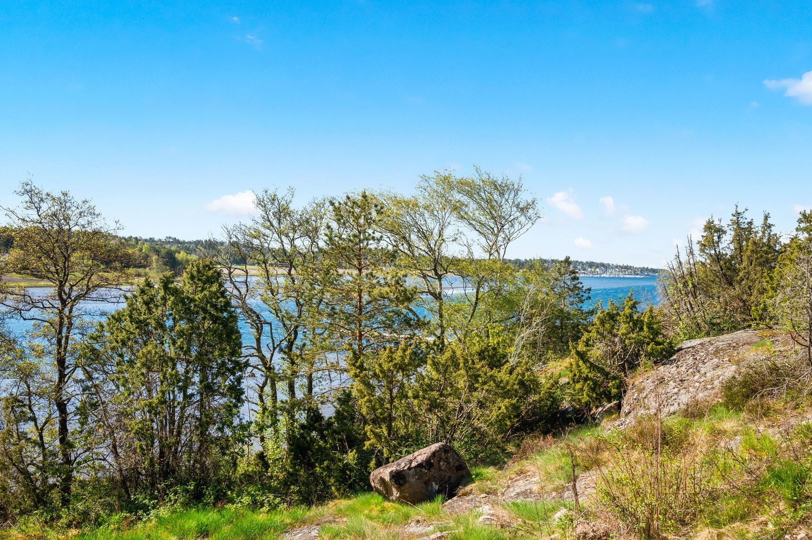 Selv om området virkelig våkner til liv om sommeren, er Akerskogen også et herlig sted resten av året. Høstfarger, vinterro og vårsprett gir hyttelivet her en egen sjarm i alle årstider. Galleribilde