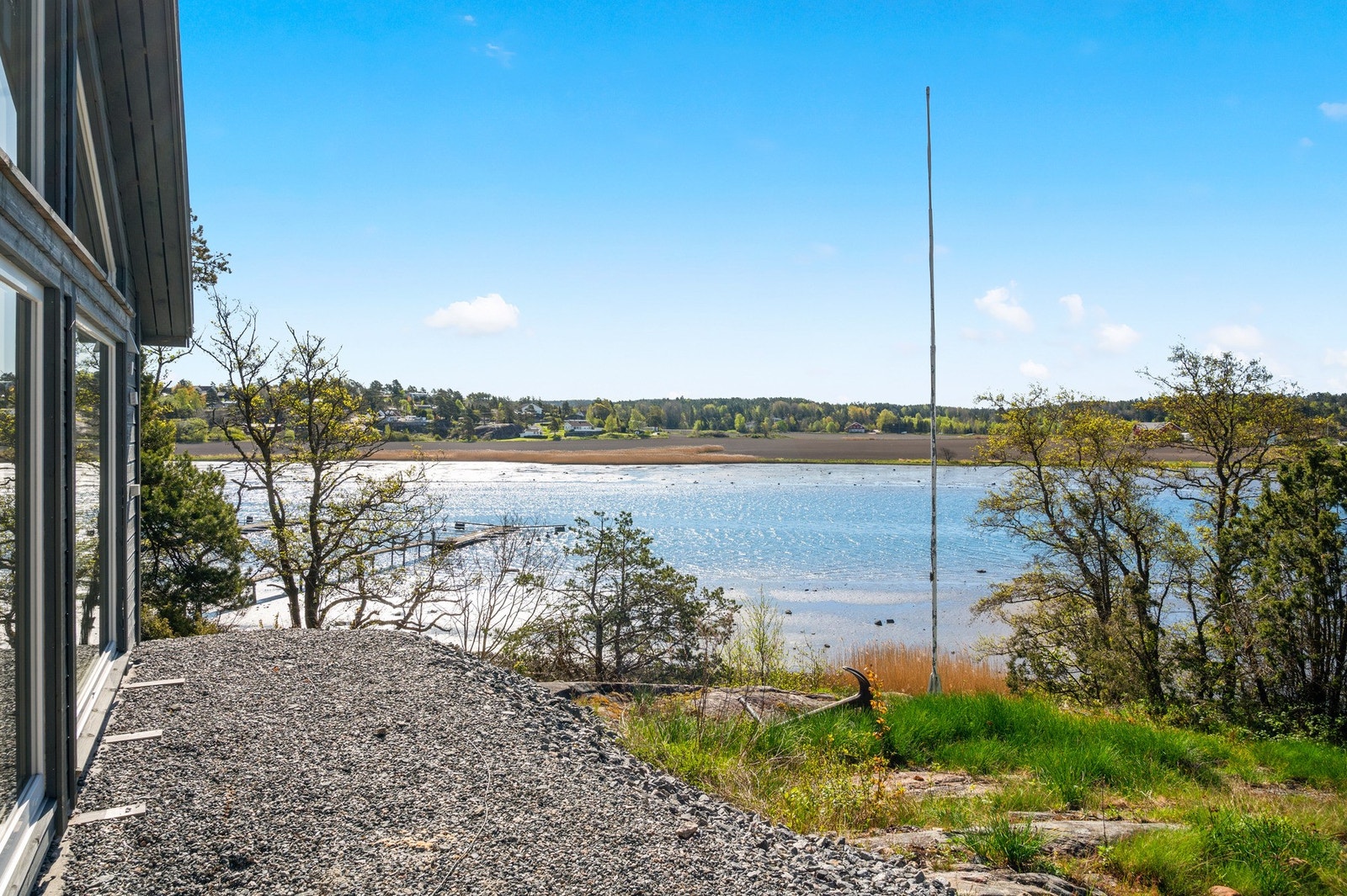 Tomten er noe helt for seg selv - helt nederst mot sjøen, med egen strandlinje og medfølgende båtplass. Galleribilde