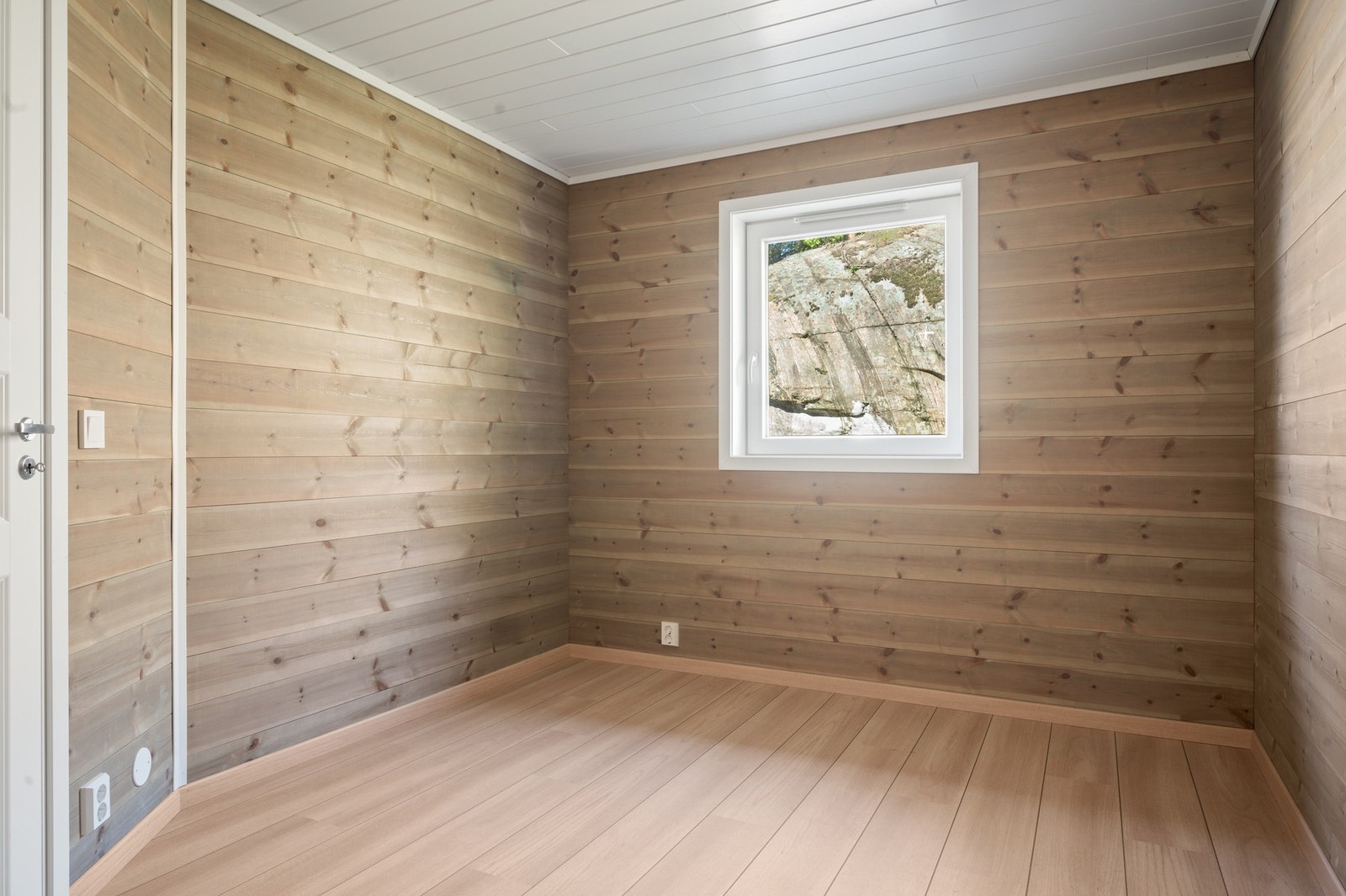Hytta har tre romslige soverom, alle med plass til seng, oppbevaring og ønsket møblement. Galleribilde