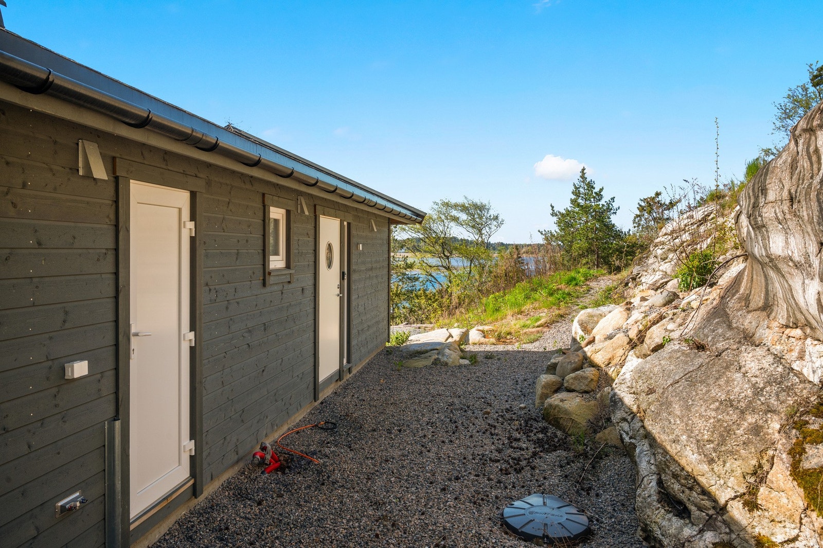Tomten består hovedsakelig av vakker naturtomt og synlig fjell, noe som gir et rått og autentisk uttrykk - perfekt for deg som ønsker å omfavne hyttelivet slik det skal være. Galleribilde