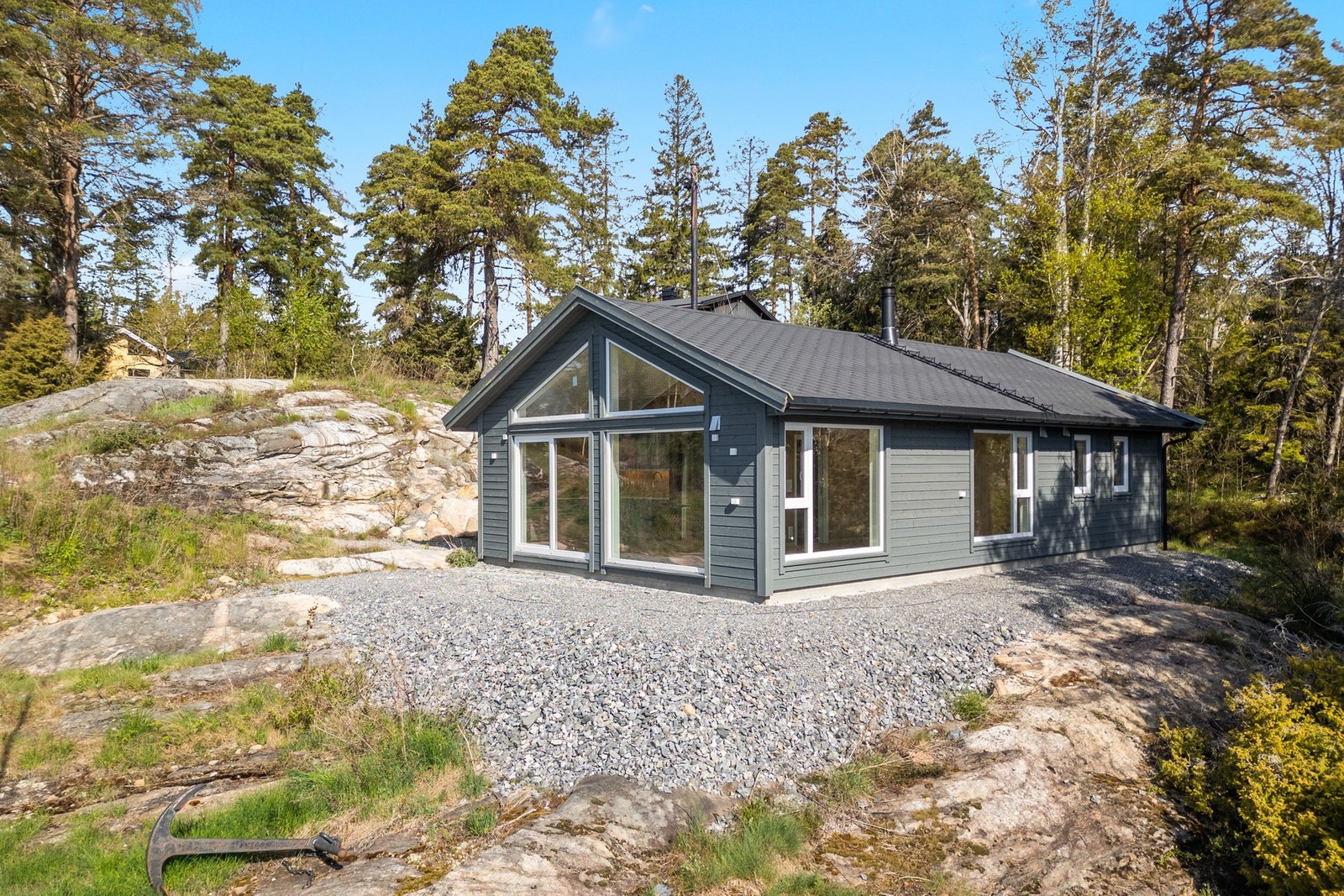 Ifølge selger foreligger det godkjent søknad fra Råde kommune for oppføring av 30 kvm terrasse på sydsiden av boligen - et fantastisk tilskudd som vil utvide uteplassen og gi optimale solforhold hele dagen. Galleribilde