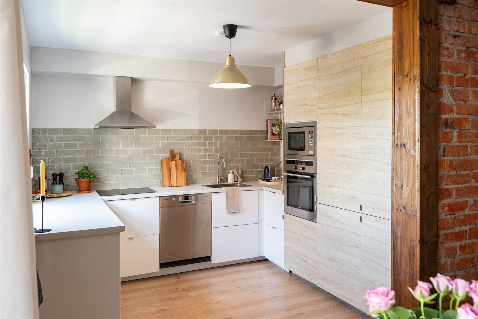 Kjøkkenet er svært tiltalende, oppmalt i 10341 kalk og er nytt fra 2017. Vurdert til TG 1 av takstmann. Galleribilde