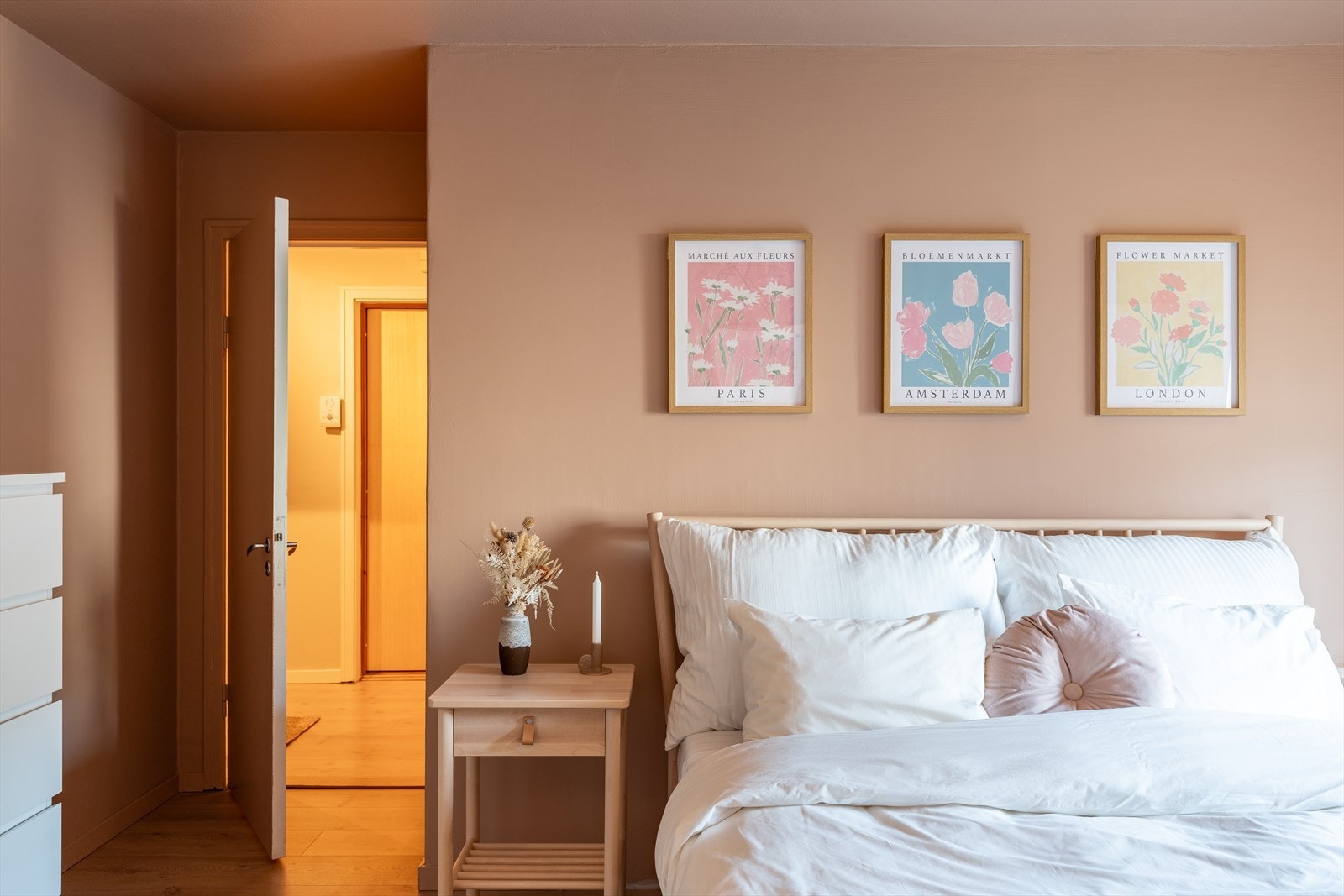 Leilighetens soverom måler 16,2 og 8,3m². Galleribilde