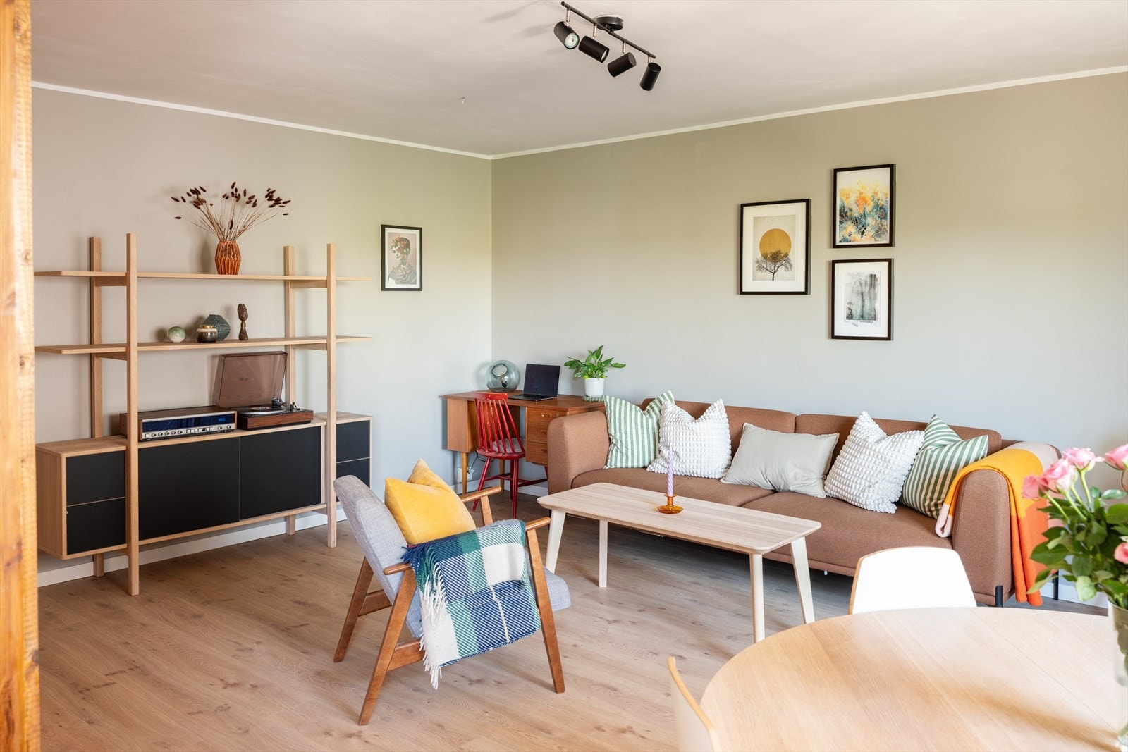 Stuen strekker seg over gode 23,4m². Gulvet er også lagt i nyere tid. Galleribilde