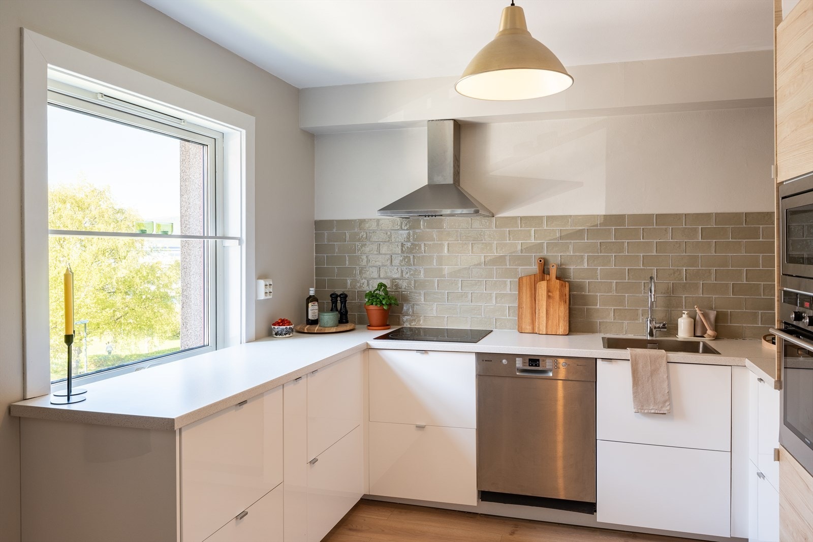 Her har du 9,8m² med praktisk hjørnekjøkken. Galleribilde