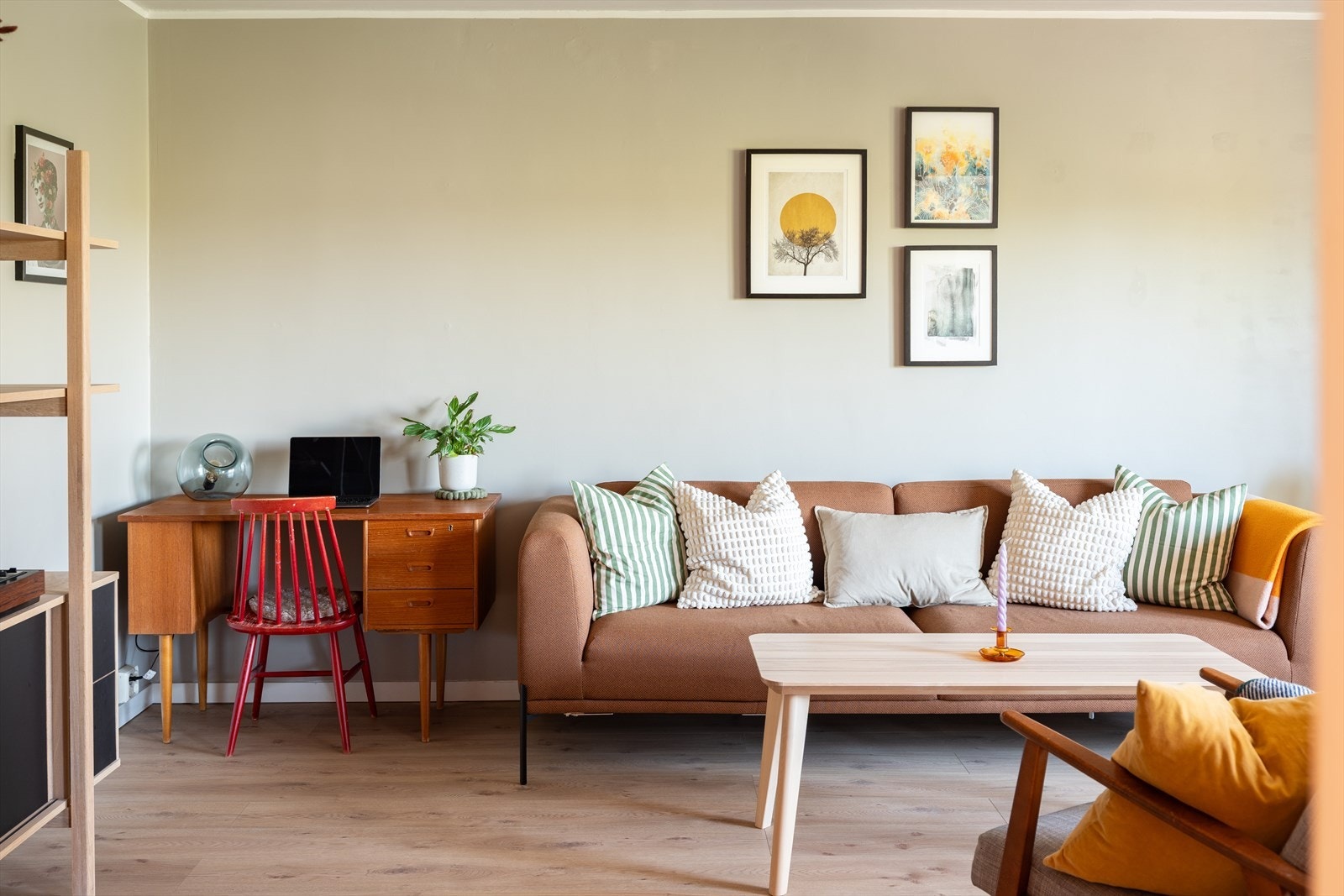 Leiligheten besitter en gjennomgående oppgradert og stilren standard. Alle rom utenom gjesterom er malt i år. Galleribilde