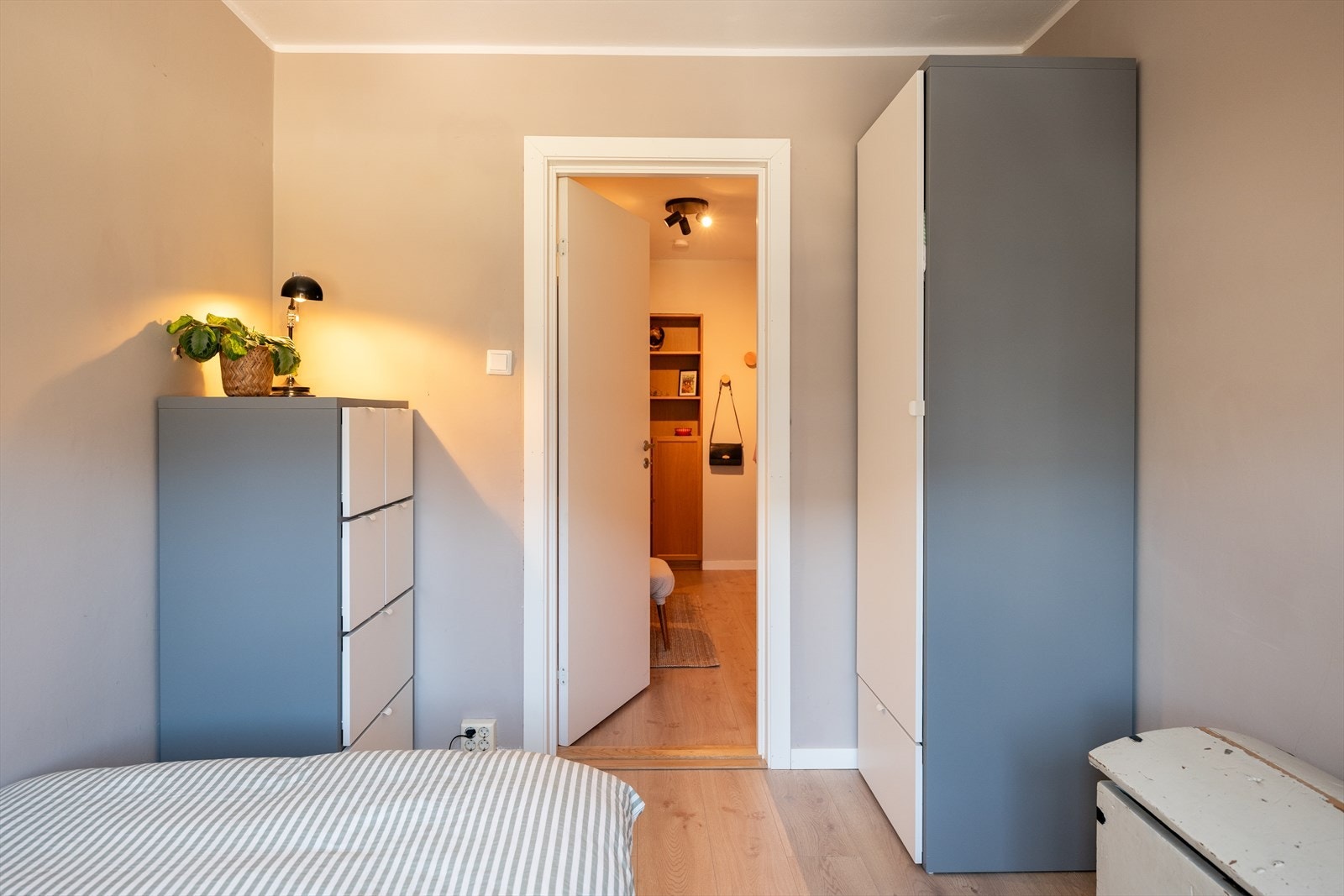 Leiligheten er sonefordelt, og du har tilgang til begge soverommene fra entréen. Det er samme gulv gjennomgående i hele leiligheten med unntak av baderom. Galleribilde