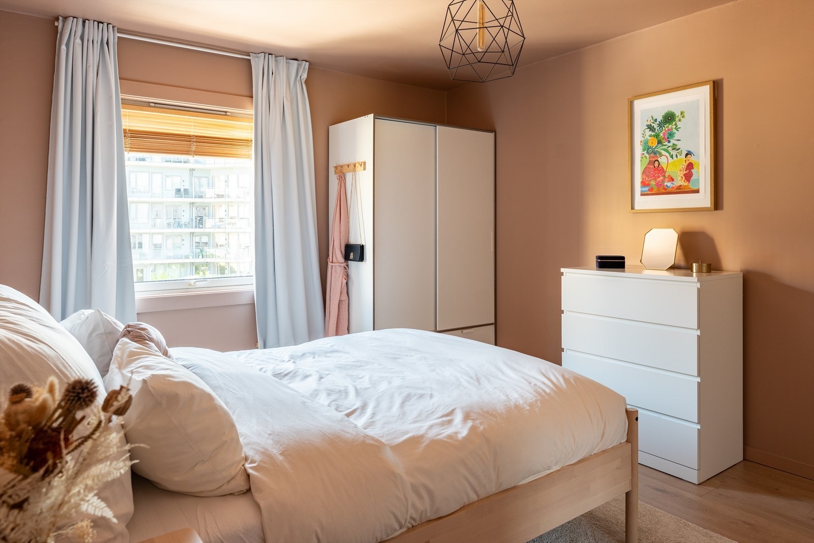 Rommet er malt i 20047 Blushing Peach. Galleribilde