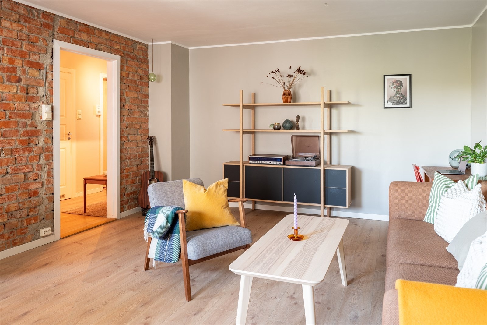 Merk at den flotte teglestensveggen har blitt behandlet og gir en svært pen framtoning i stuen. Ellers er stuen malt i 10342 Kalkgrå. Galleribilde