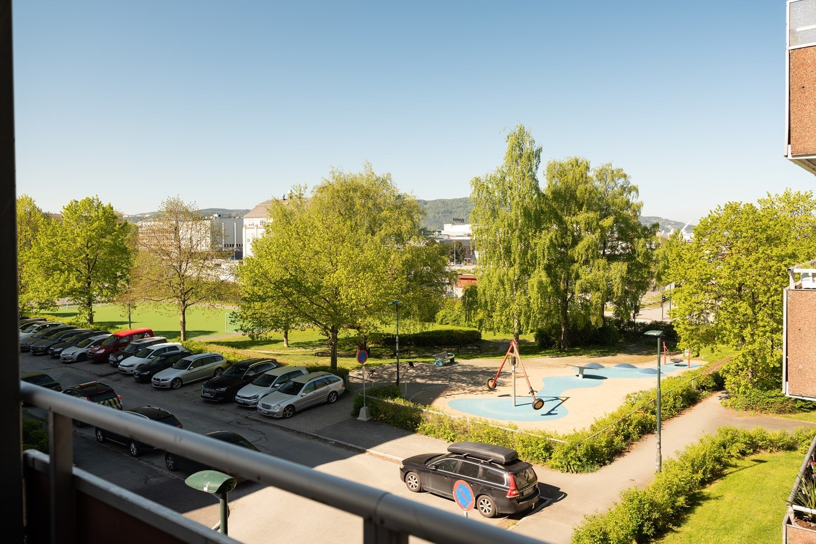 Her bor du i en av byens mest attraktive bydeler med gangavstand til både Solsiden og det urbane bylivet, samt Ladehalvøyas mange grønne lunger og turmål langs Trondheimsfjorden. Galleribilde