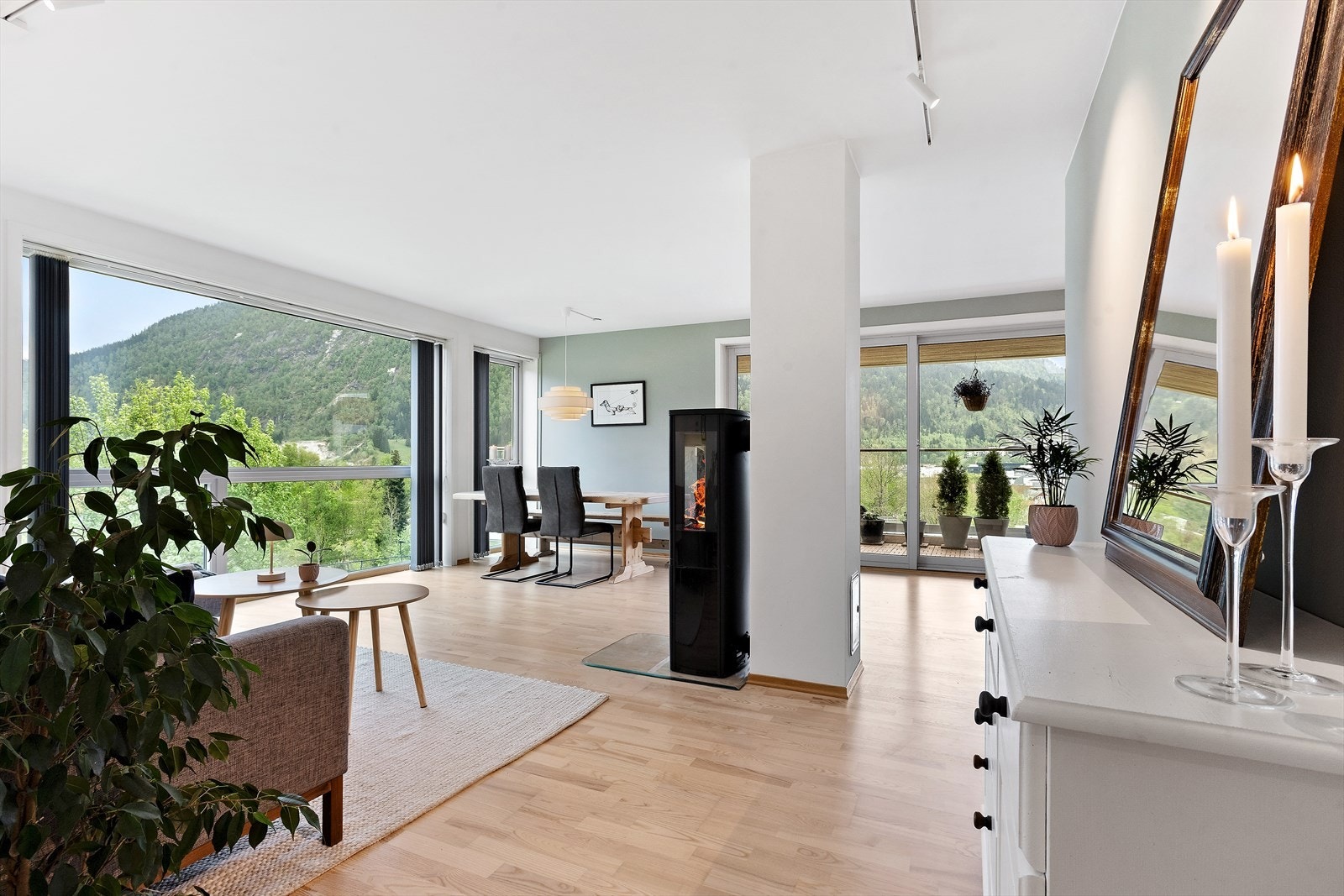 Romslig stue med store vindusflater Galleribilde