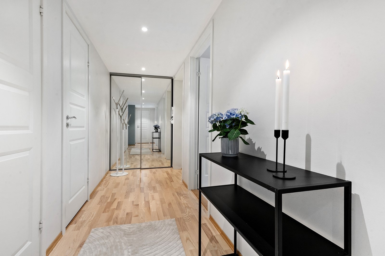 Romslig gang med skyvedørsgarderobe. I tillegg er det en bod på 5 kvm i tilknytning til inngangspartiet som gir verdifull oppbevaringsplass. Galleribilde