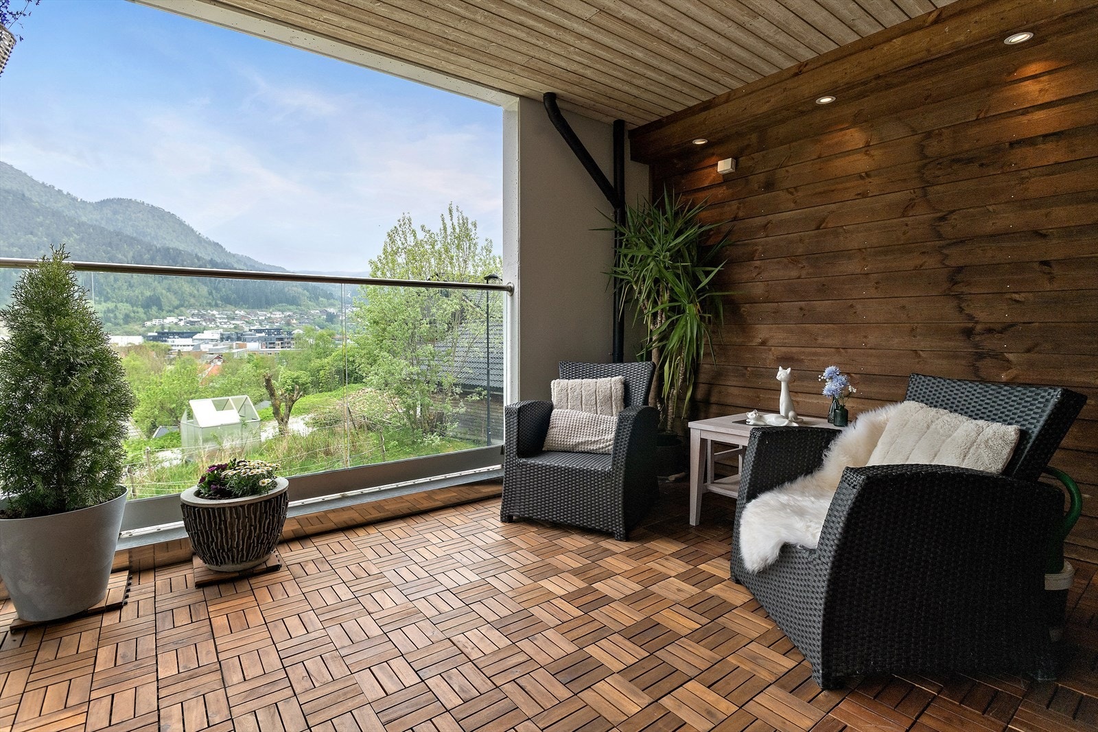 Koselig terrasse med gode solforhold og fin utsikt! Galleribilde