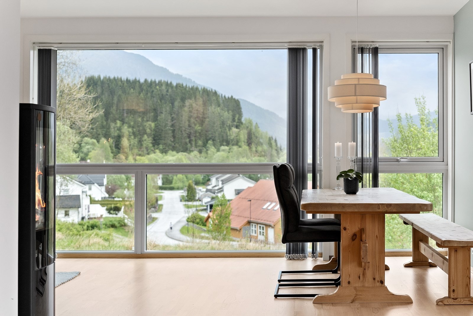 Flott utsikt fra stuen innover mot Toene. Fritt og fint! Galleribilde