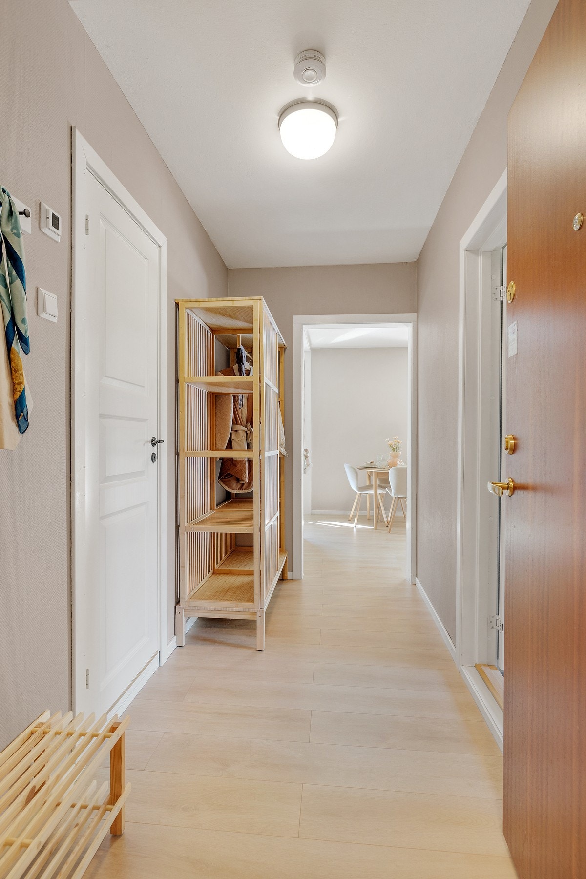 Entréen er svært innbydende og har god plass for avheng av yttertøy og sko. Galleribilde