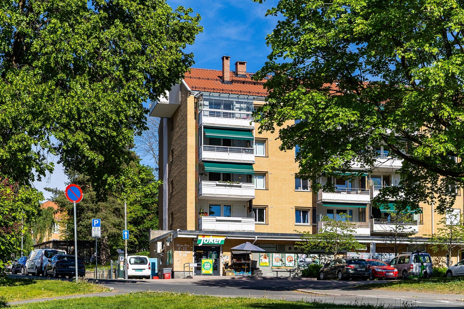 Det er kort vei til søndagsåpen Joker-butikk. Galleribilde