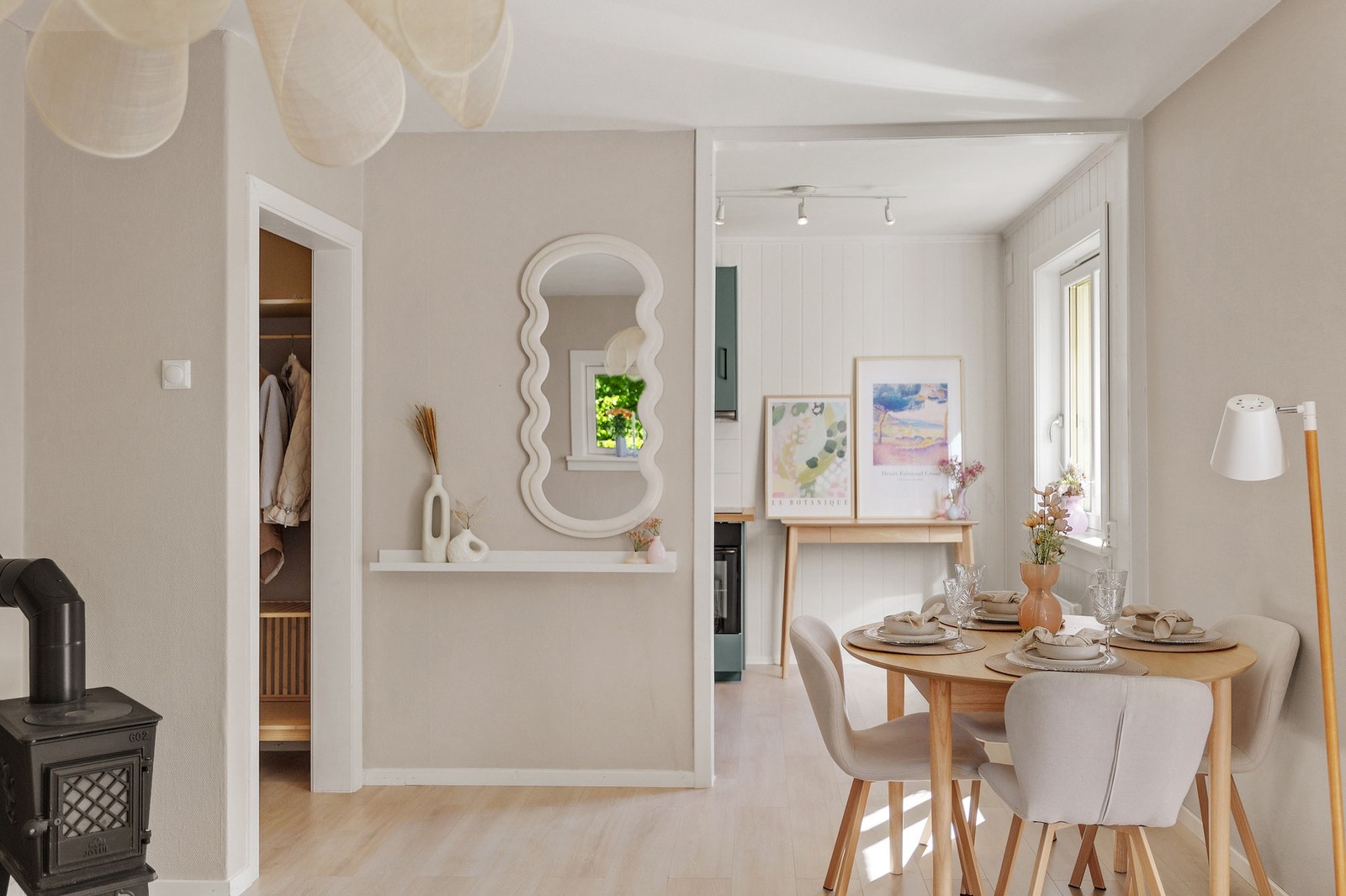 Her er det også plass til et hyggelig spisebord. Galleribilde