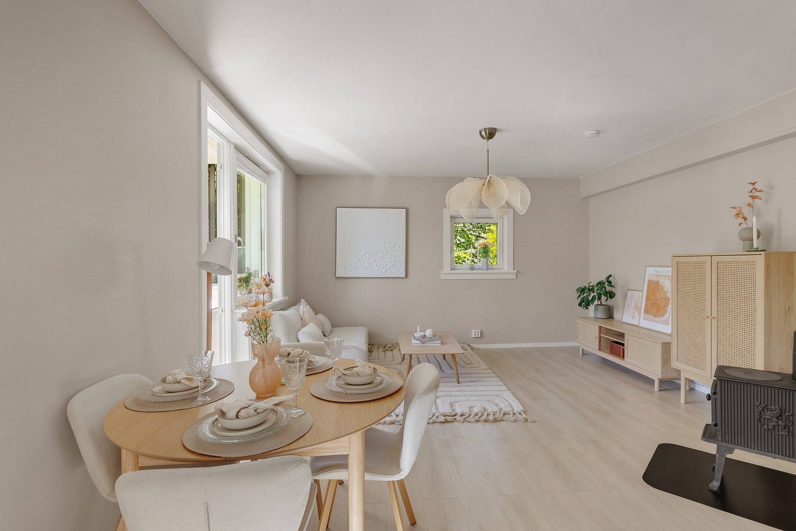 Meget innbydende stue med gode møbleringsmuligheter. Galleribilde