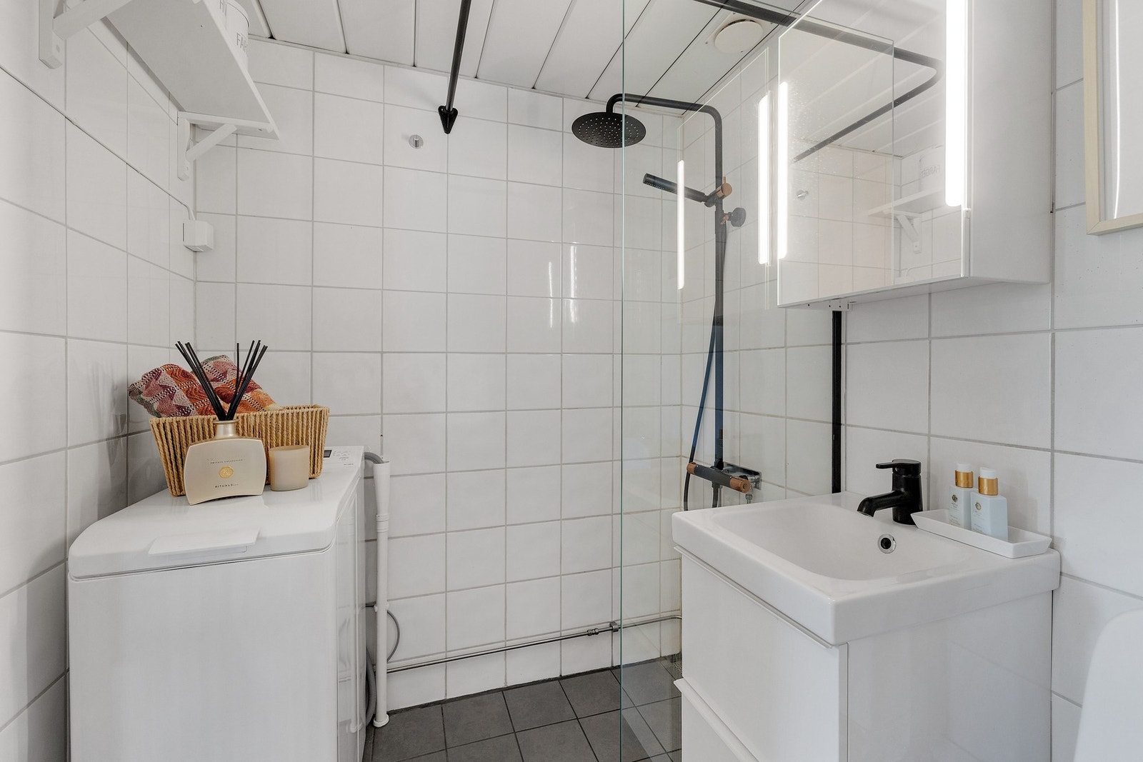 Badet ble pusset opp i 2020 med bl.a. ny slukrenne, røropplegg, fliser og innredning ihht. tidligere salgsoppgave. Galleribilde