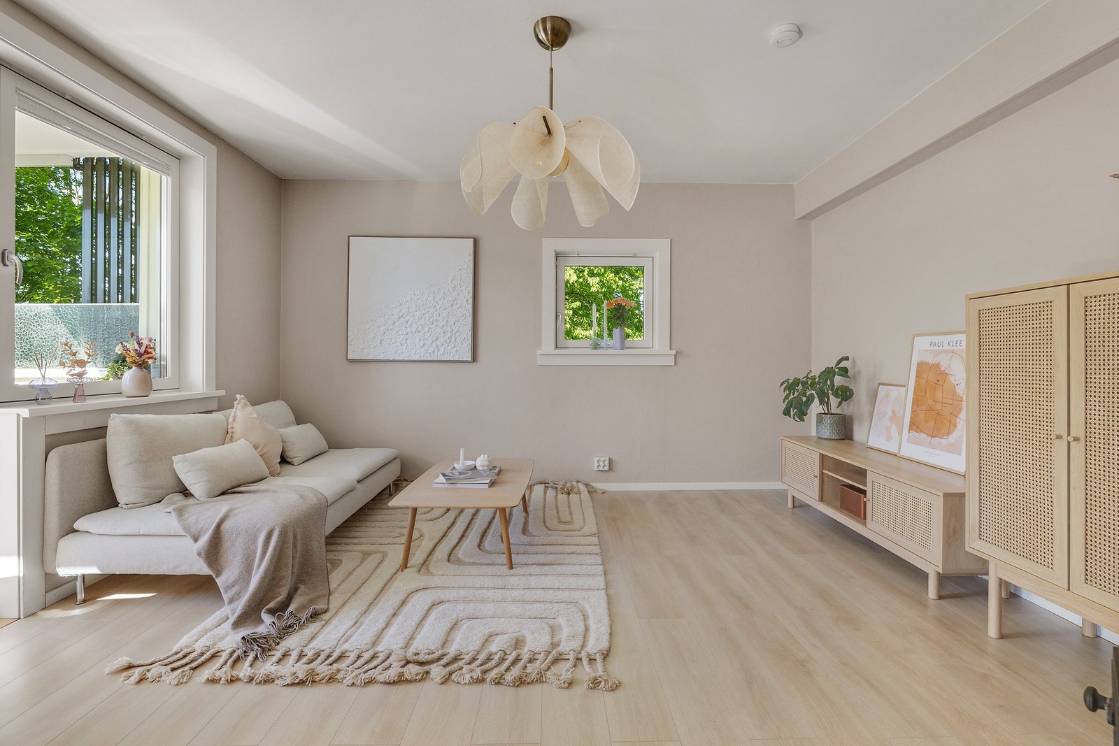 Dette er en hjørneleilighet med vinduer på flere sider som slipper inn rikelig med naturlig lys og skaper en fantastisk atmosfære. Galleribilde