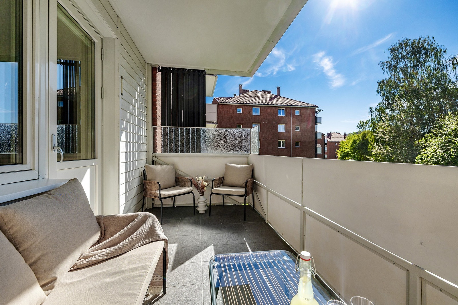 En lys og moderne 2-roms hjørneleilighet med vestvendt balkong og peis! Galleribilde