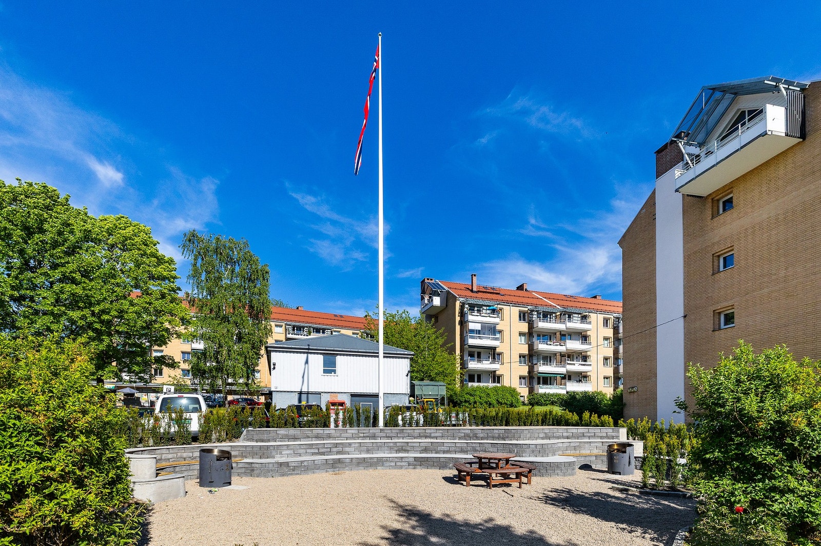 Meget hyggelig borettslag med sittegrupper og lekeplassedr for de små. Galleribilde
